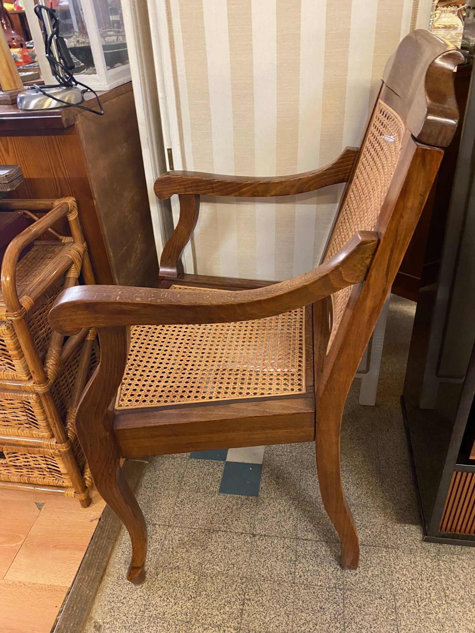 Fauteuil de barbier style Louis Philippe en hêtre assise et dossier en cannage