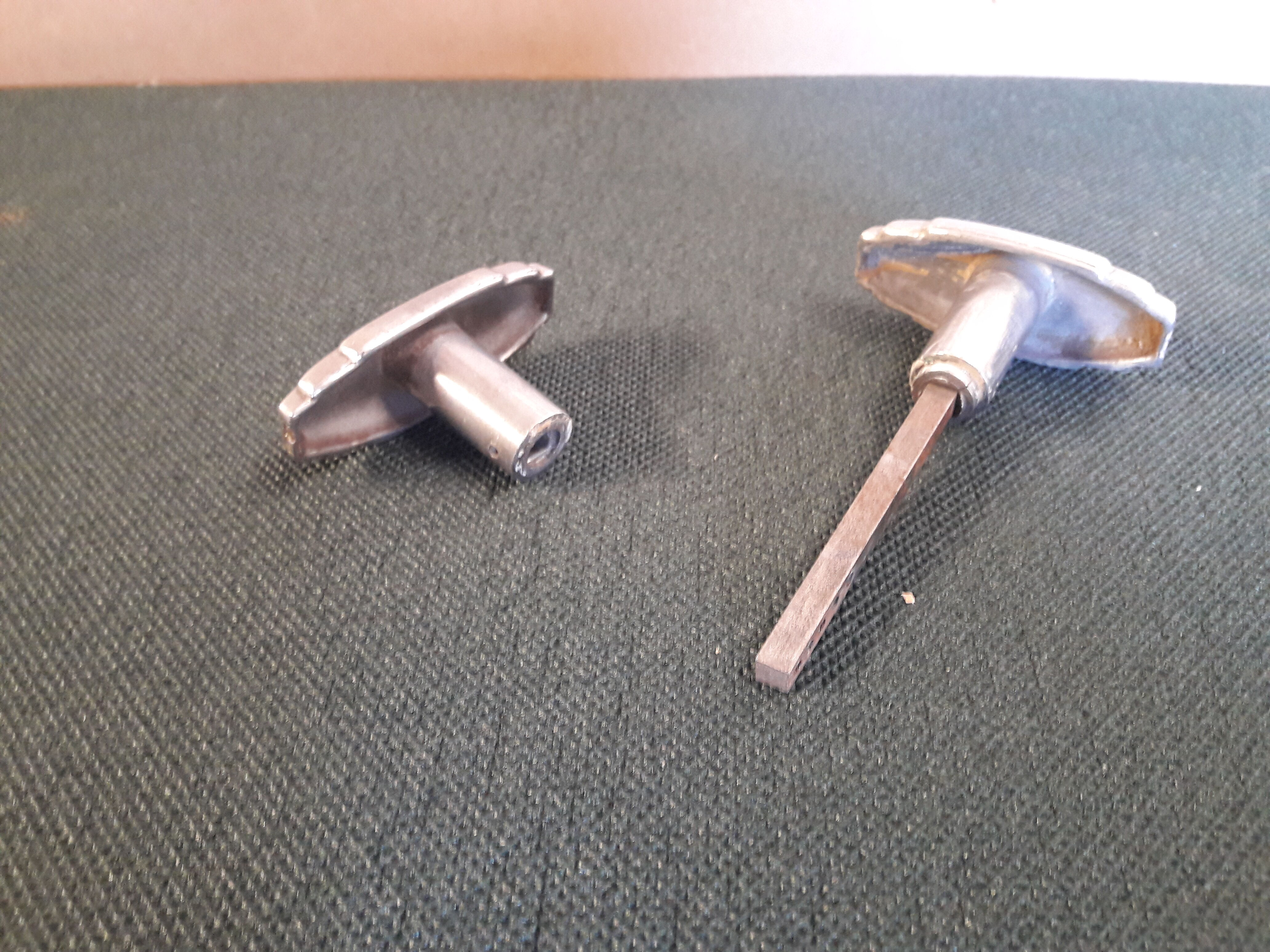 Une paire de poignée aluminium art deco