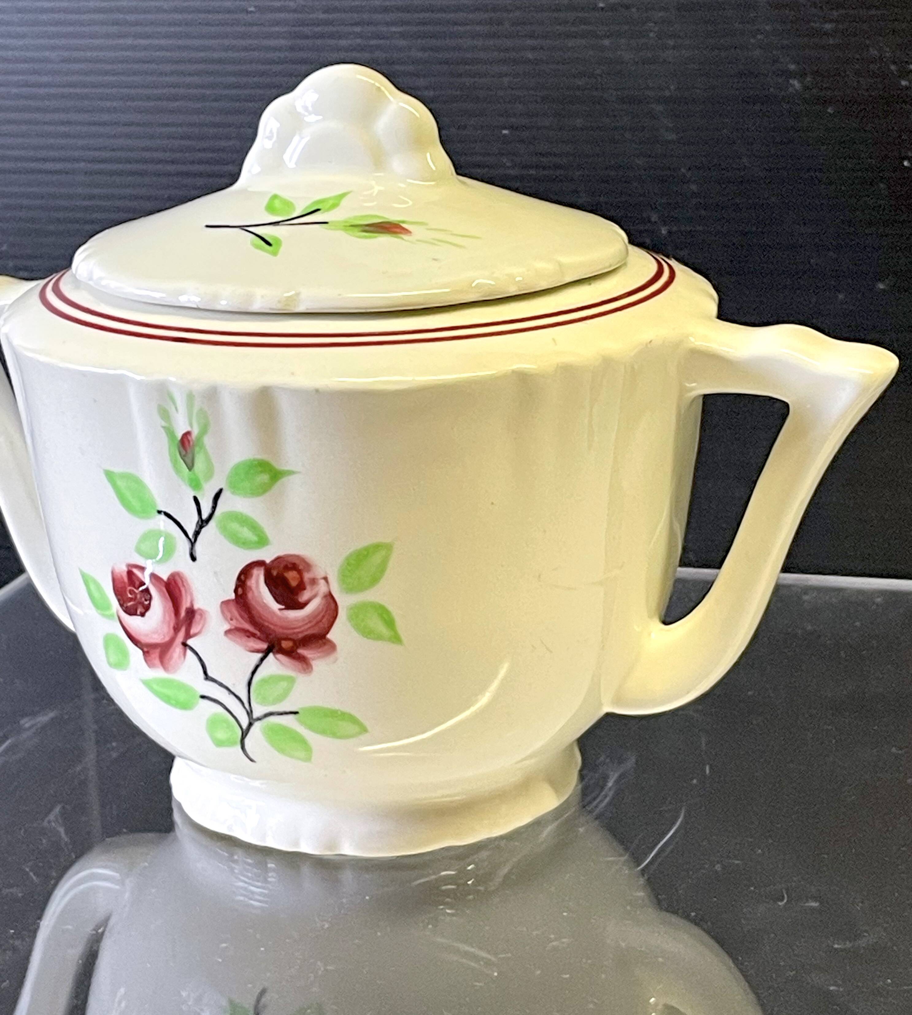 Very nice sugar bowl from Moulin des Loups in very good condition.