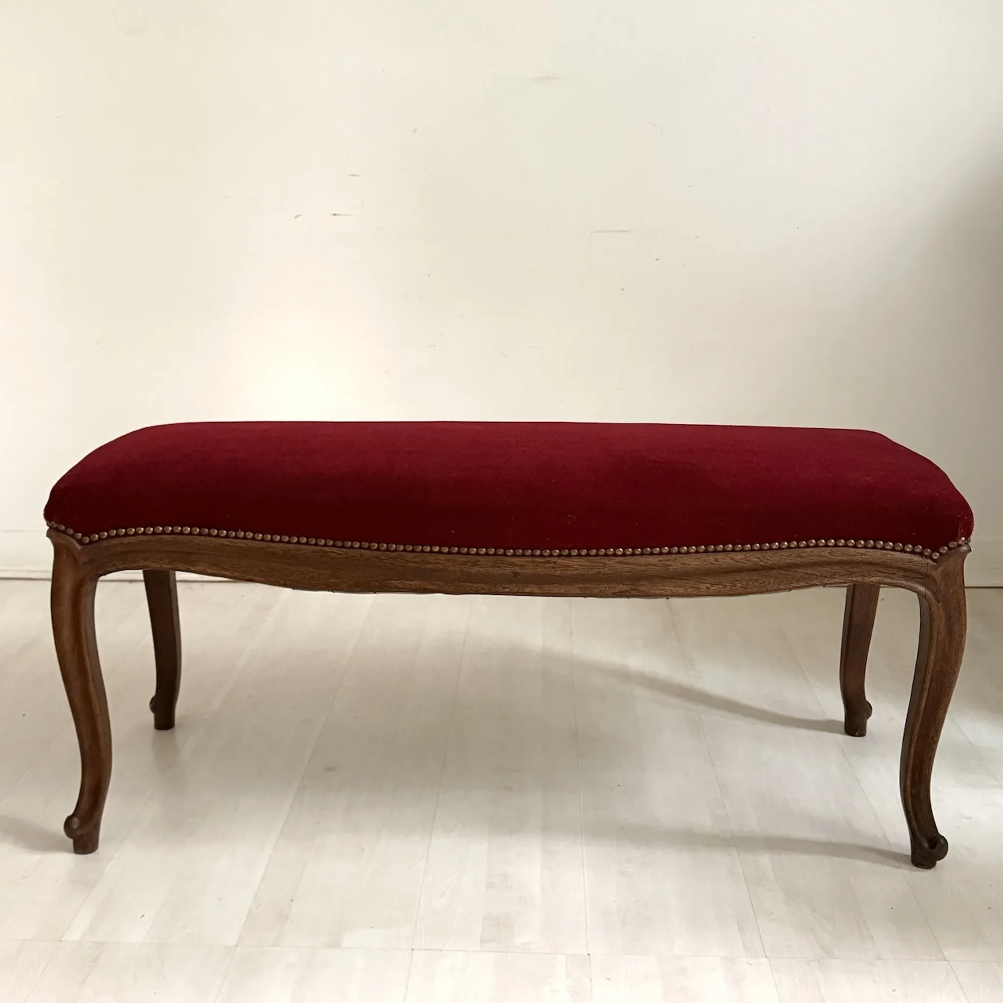 Louis XV style bench in oak and red velvet, 19th century.