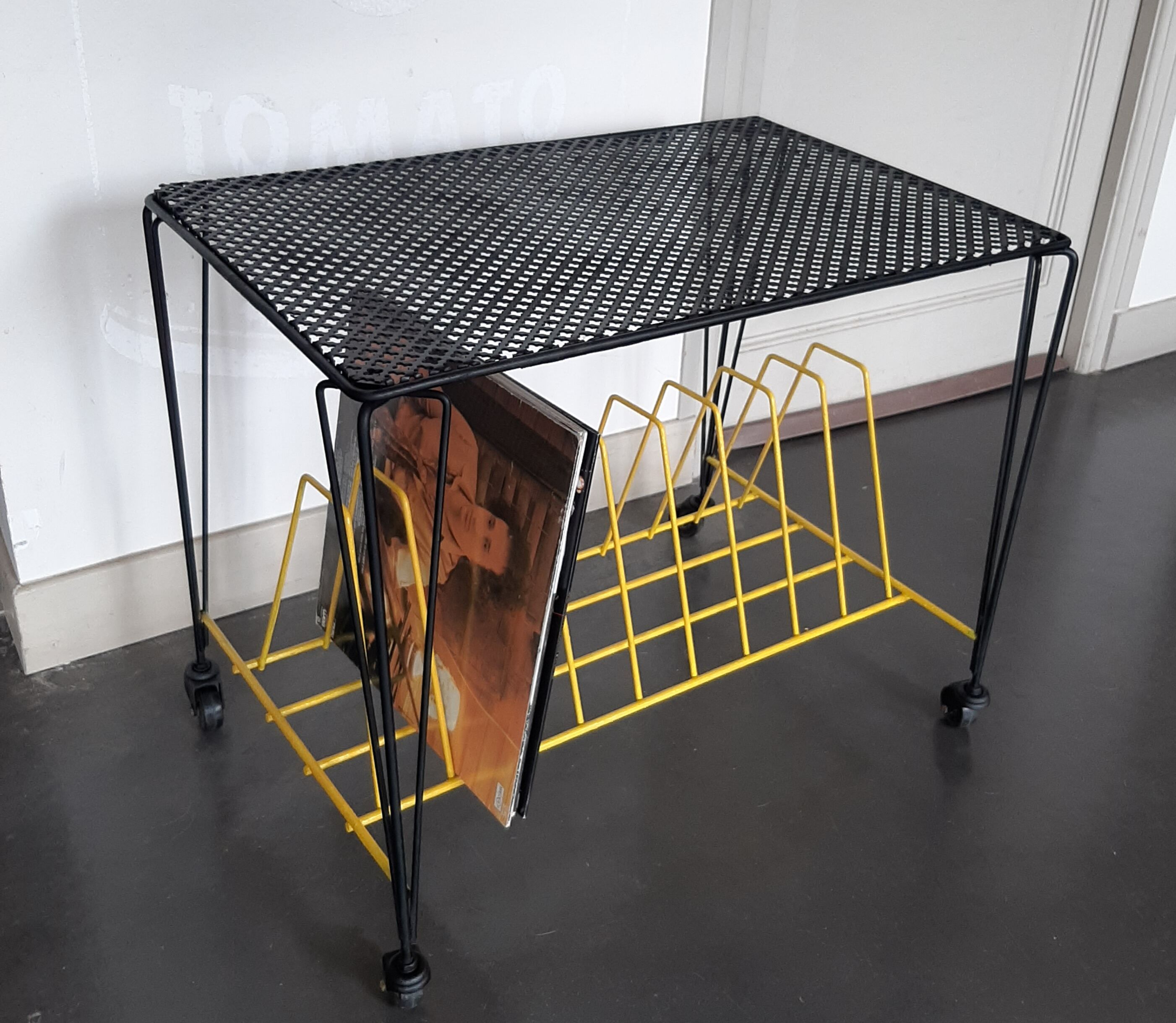 Vinyl disc storage coffee table