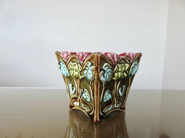 Vase, cache pot art nouveau, en barbotine, majolique d'Onnaing motif floral