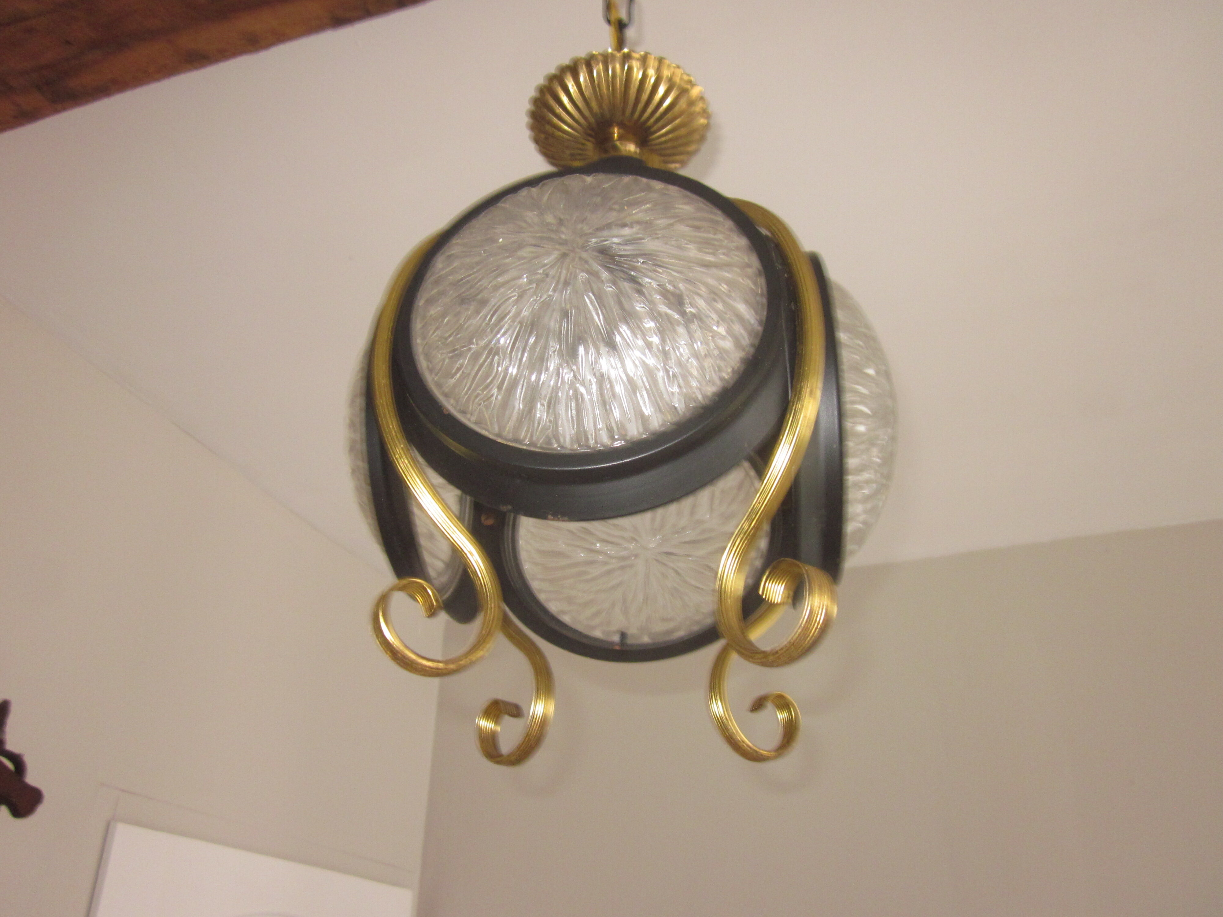 Suspension of years 50-60 in glass and metal