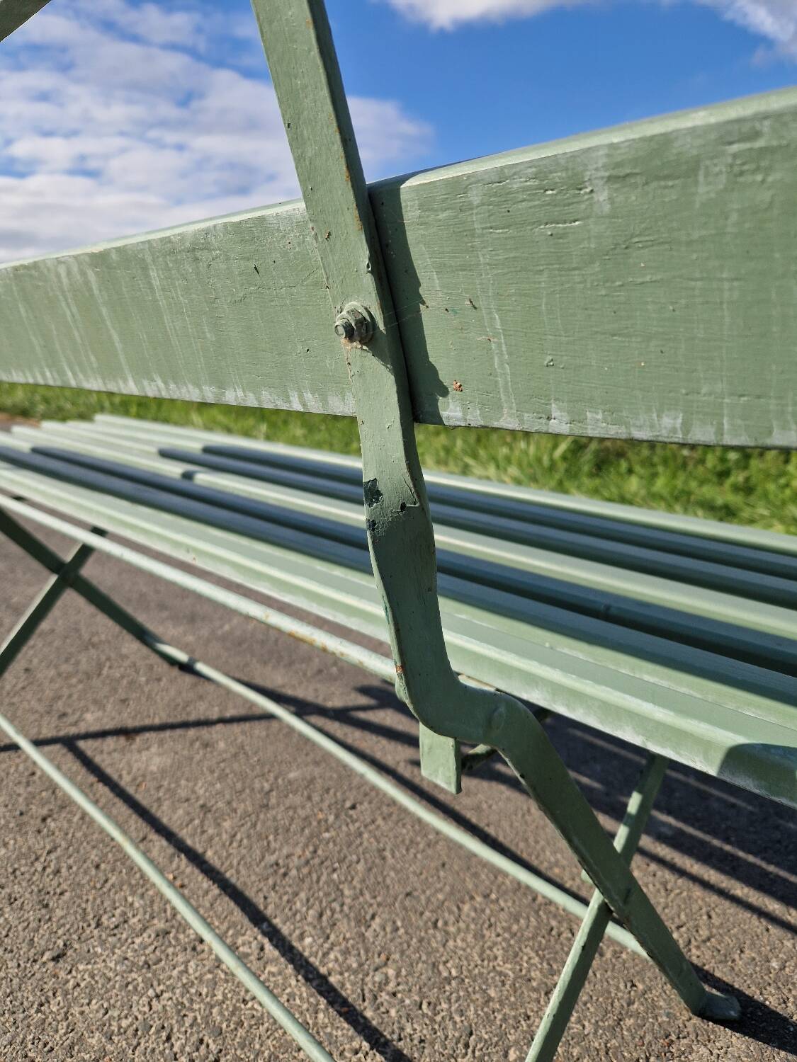 Ancien banc de jardin pliant en fer forgé vert