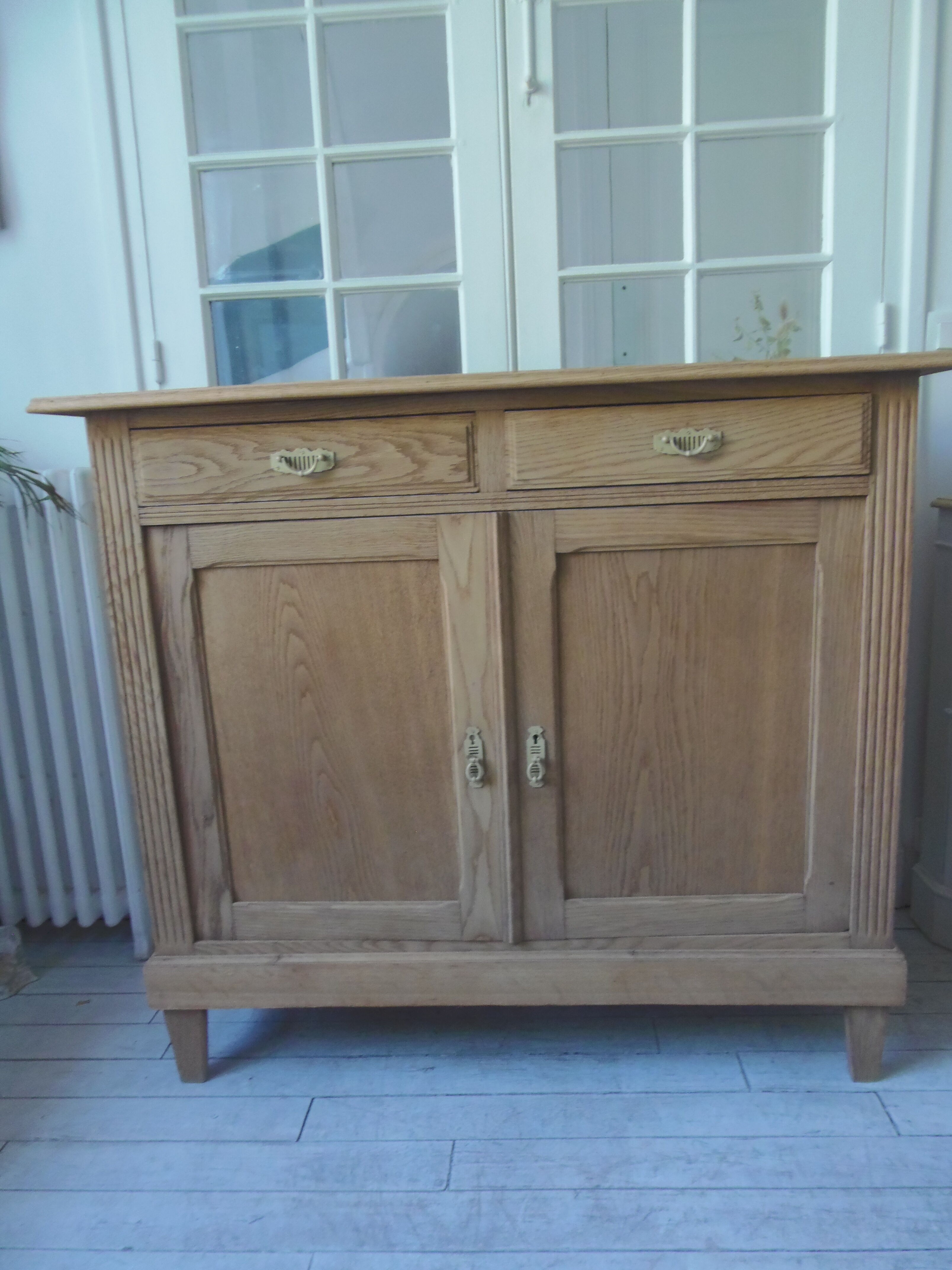 Vintage shallow oak sideboard, 2 drawers, 2 doors, 1 shelf.