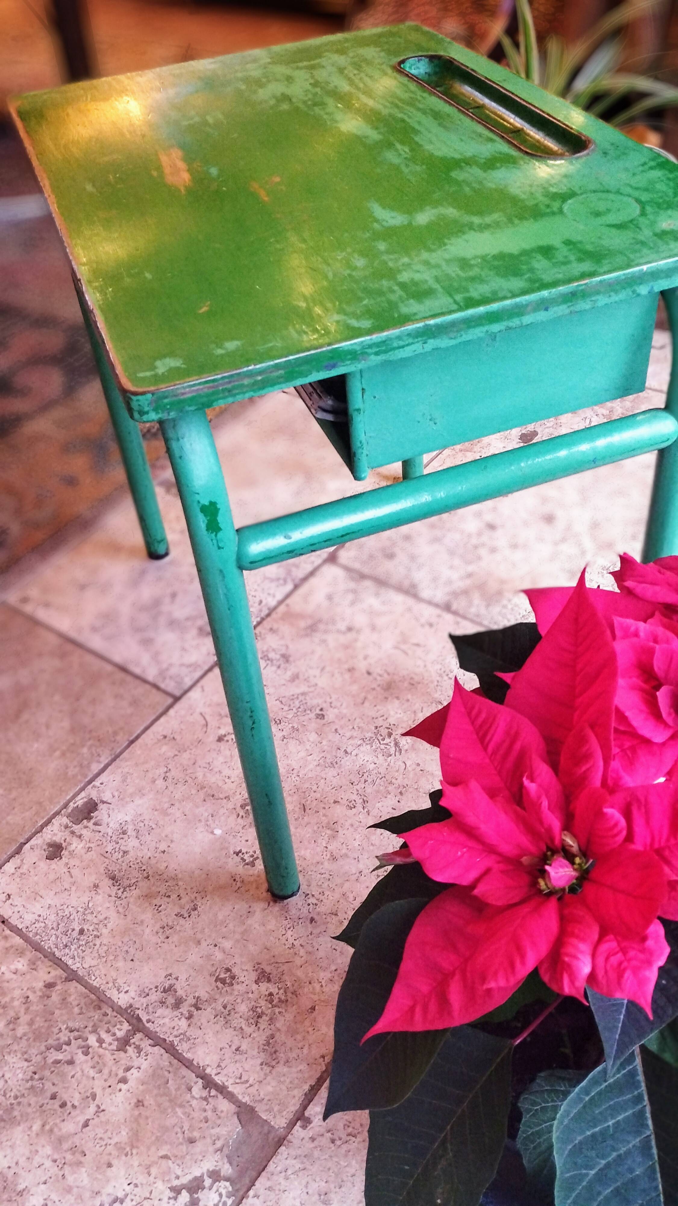 Bureau d'écolier des années 1960 sur peinture verte d'origine