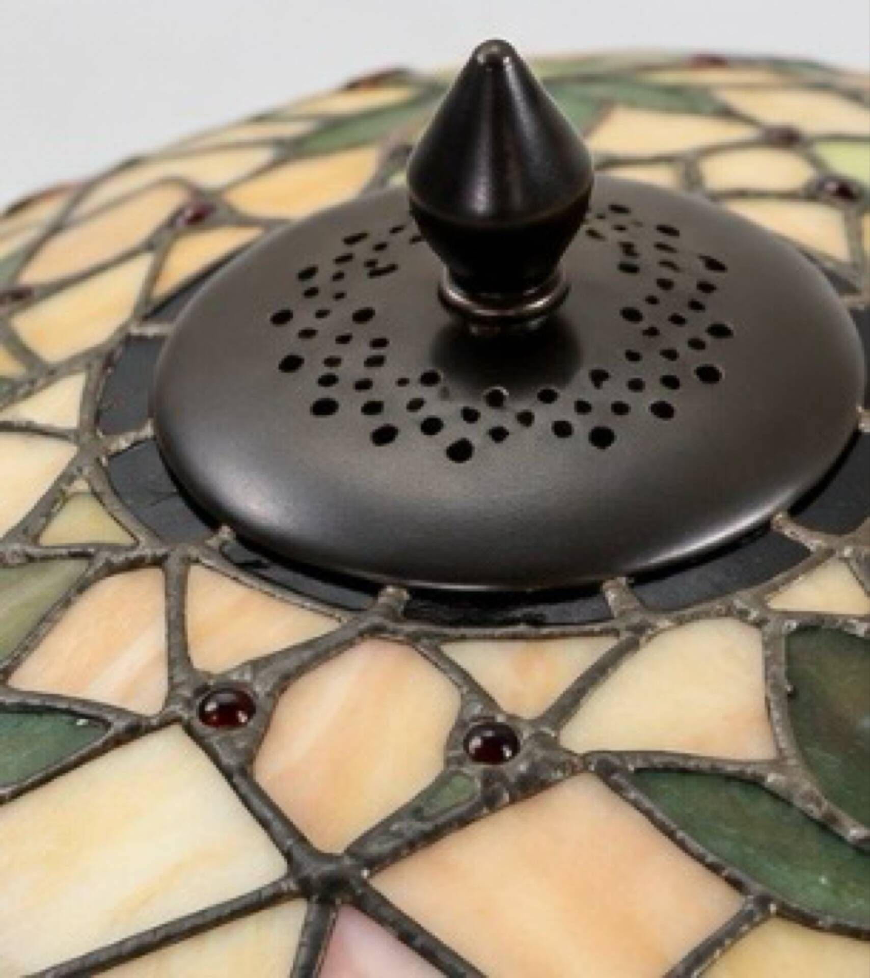 Large Tiffany-style stained glass lampshade with floral design – Ø 50 cm