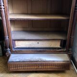 Bibliothèque en bois ancienne avec fronton