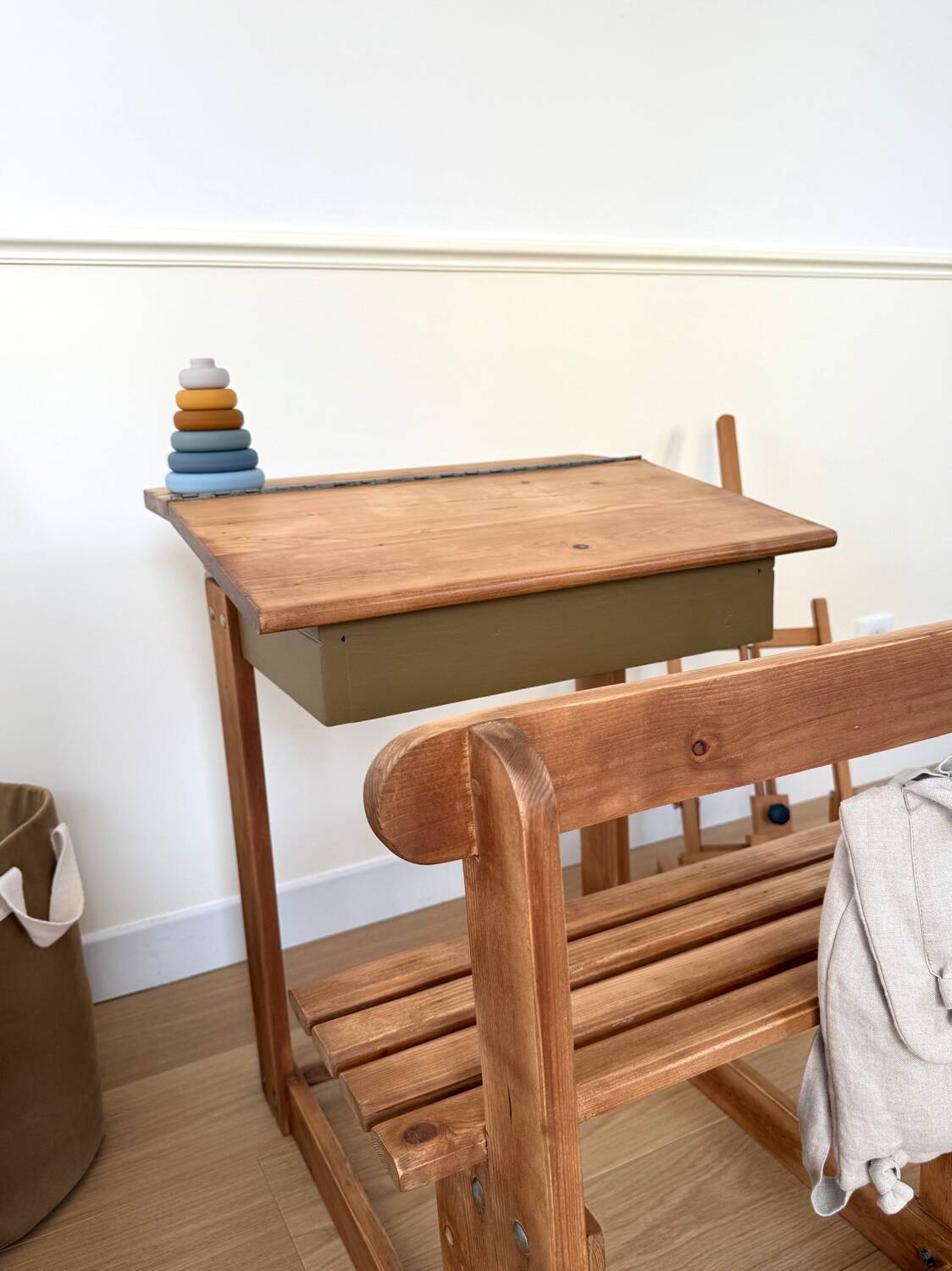 Bureau d’écolier en bois, rénové