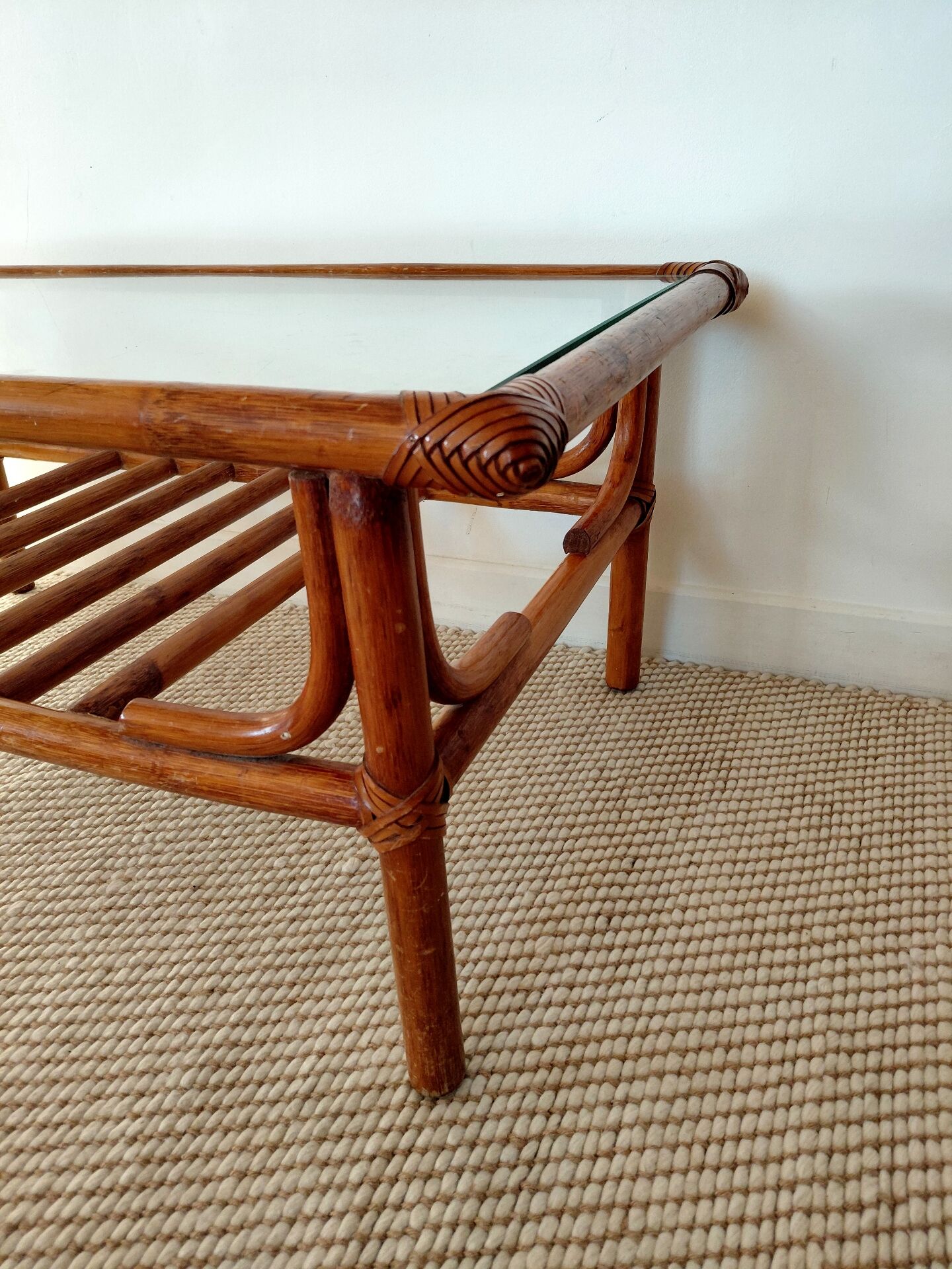 Table basse vintage rotin, bambou et verre-esprit bohème 70s