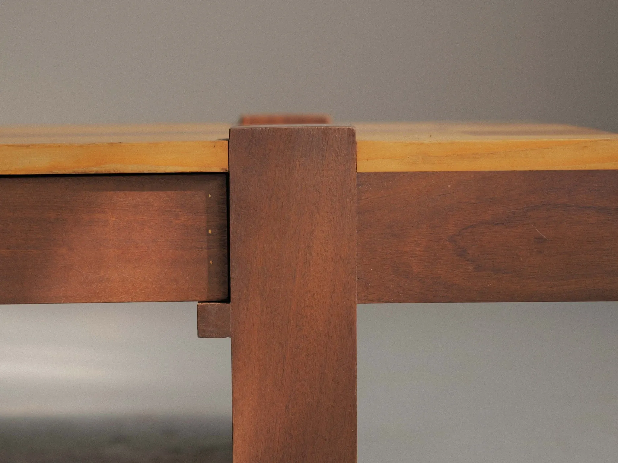 Table basse artisanale à plateau graphique, vers 1980