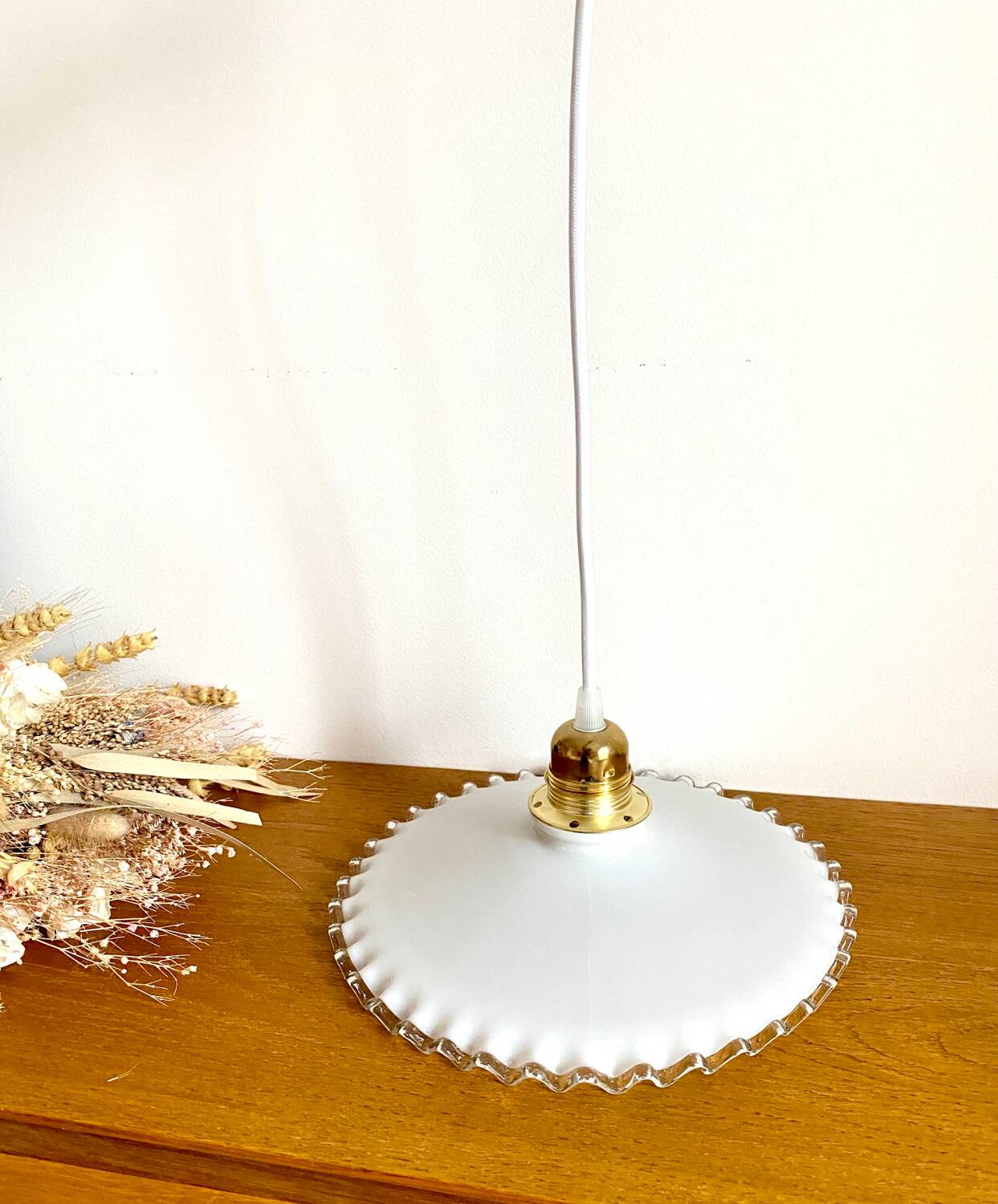 Suspension opaline crénelée