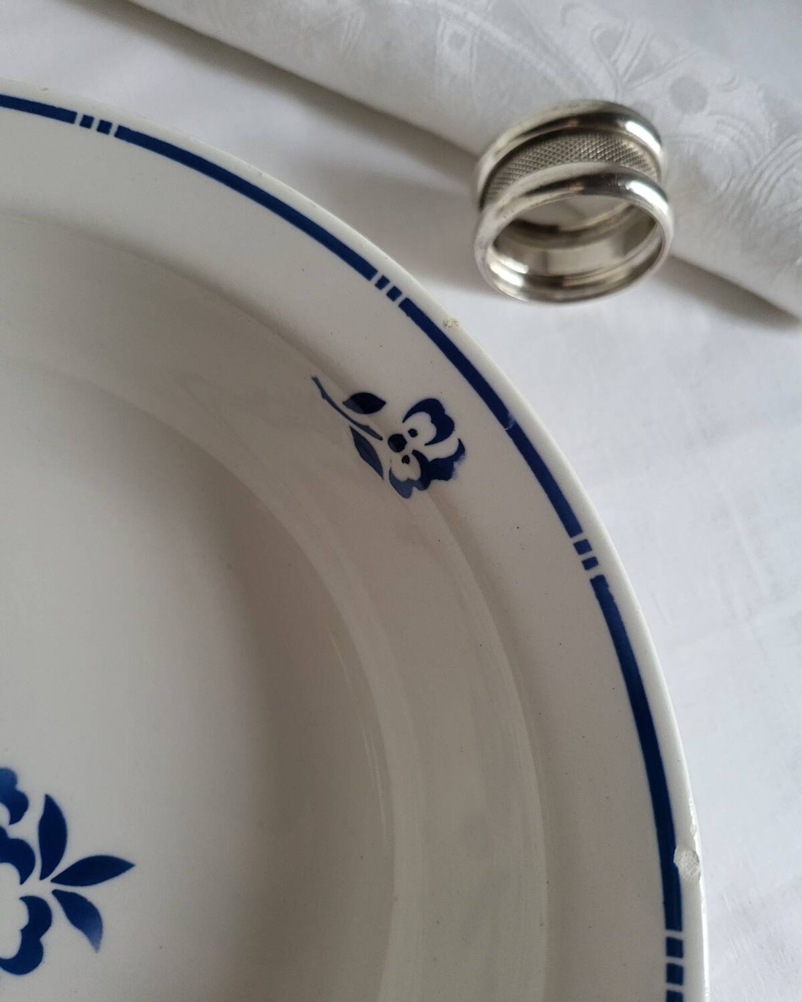 Grand plat rond Creux en faïence Moulin des Loups & Hamage