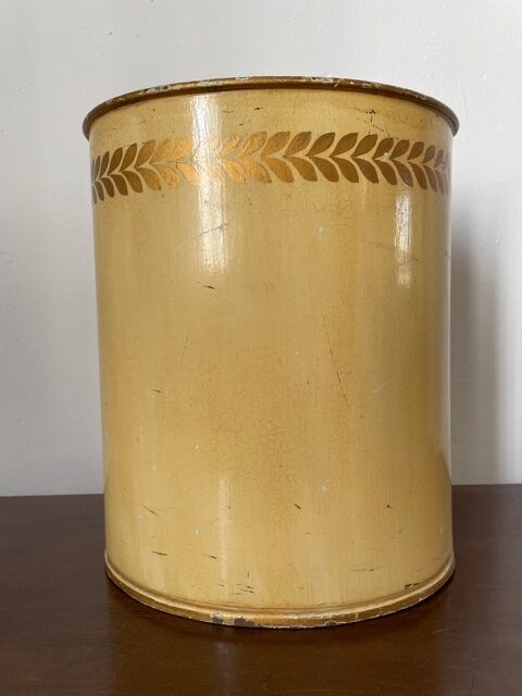 Lacquered sheet metal paper basket