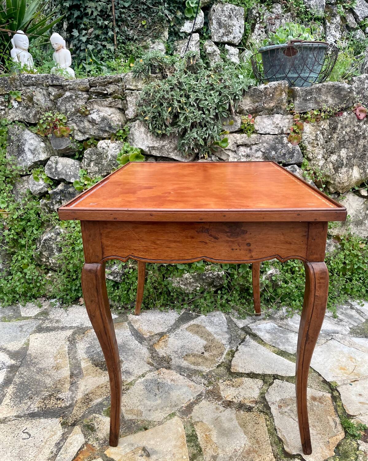Petite table bureau dite à plateau « Cabaret » en noyer d’époque Louis XV