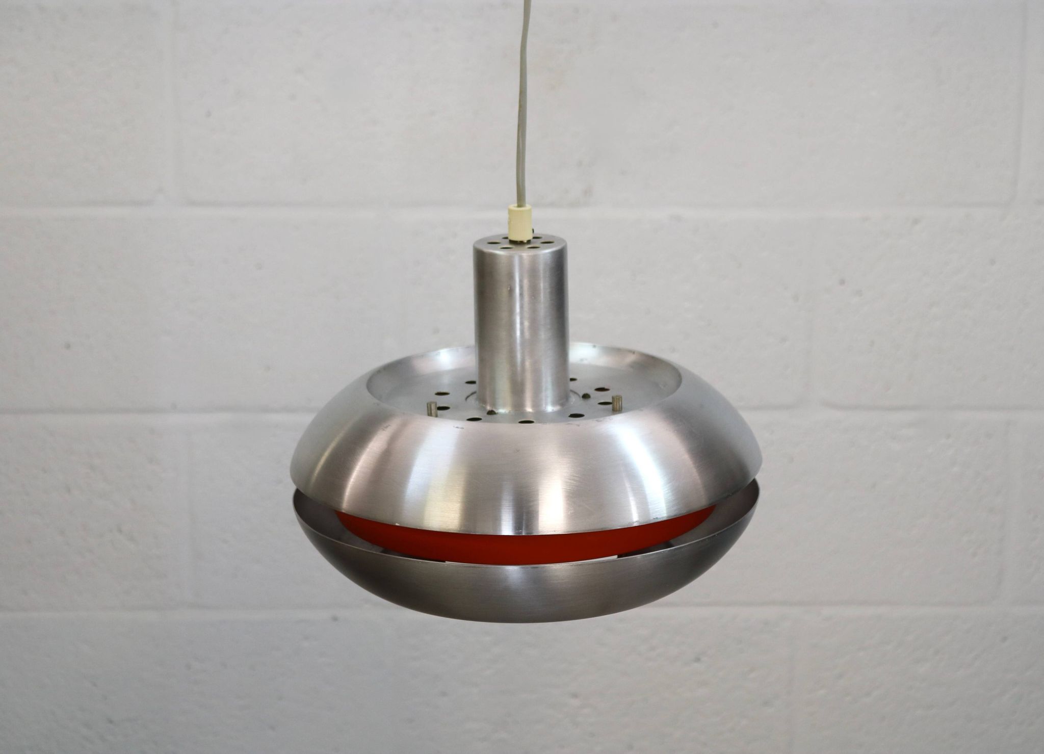Ancienne lampe de design danois de l'ère spatiale en aluminium avec intérieur orange.