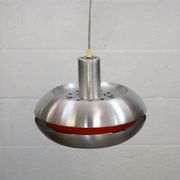 Ancienne lampe de design danois de l'ère spatiale en aluminium avec intérieur orange.
