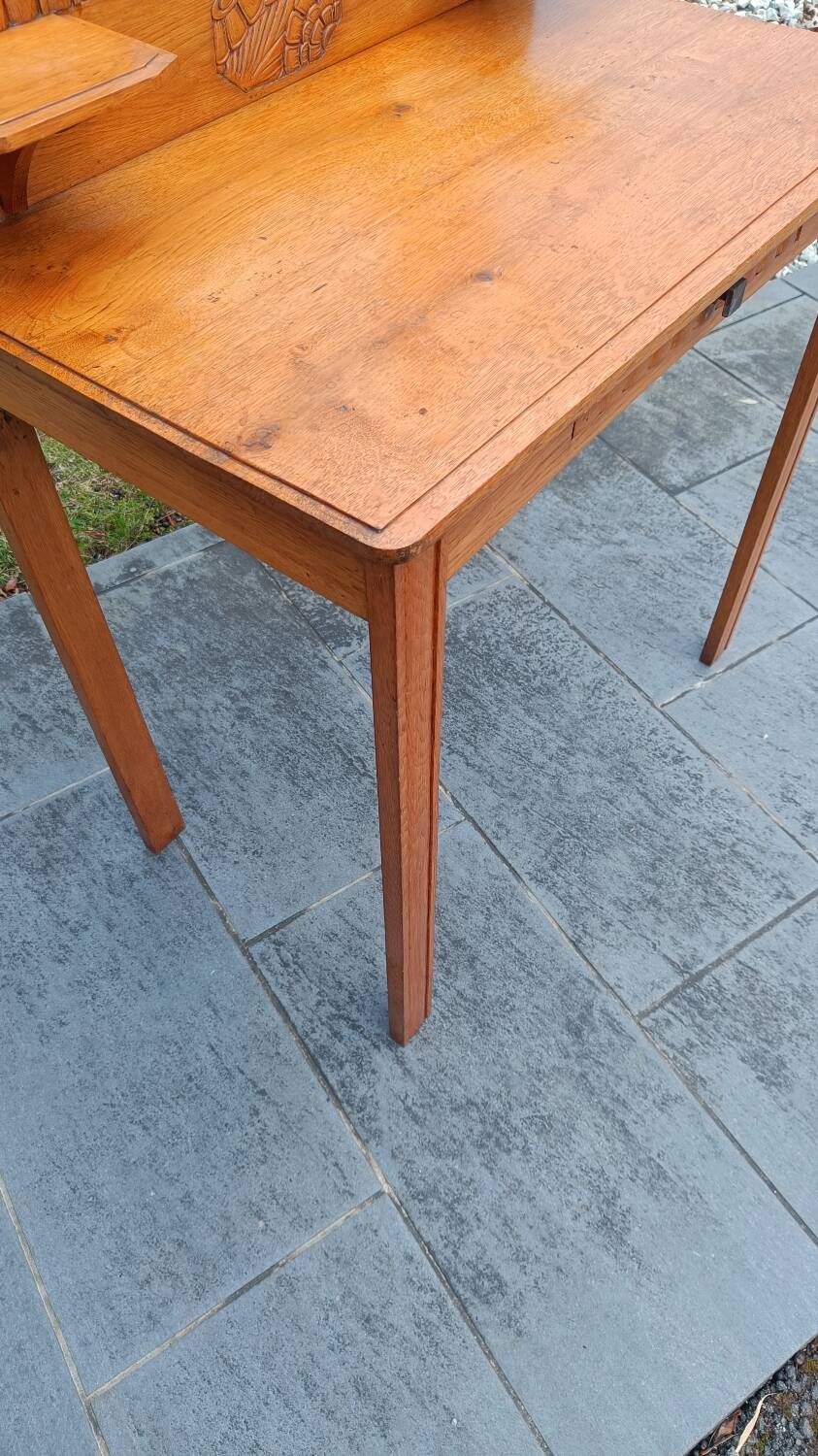 Art Deco hairdresser with bevelled mirror