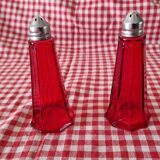 Salière et poivrière en verre rouge