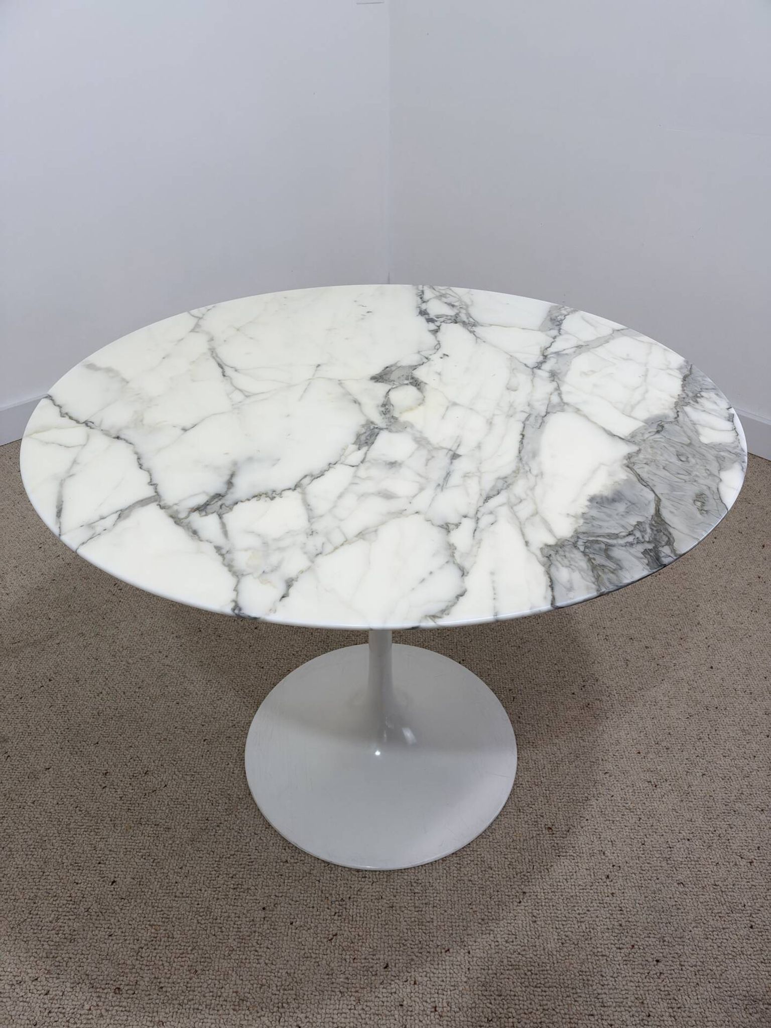 Tulip table – Knoll International in marble and 4 chairs – Ee