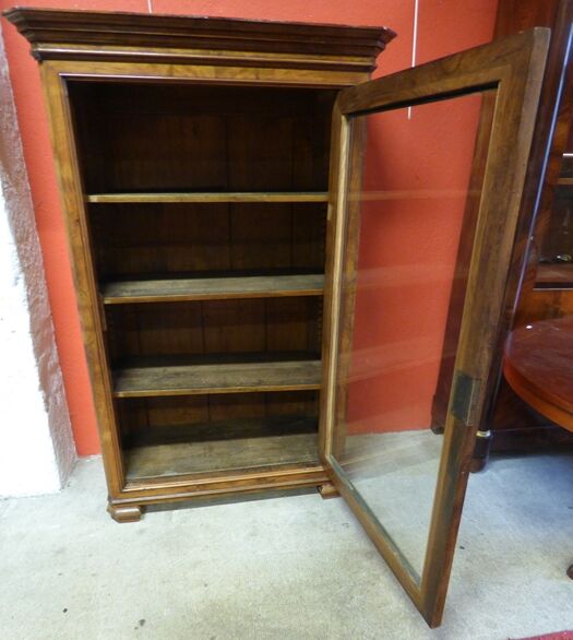 Walnut and walnut veneer display case 1 door circa 1900