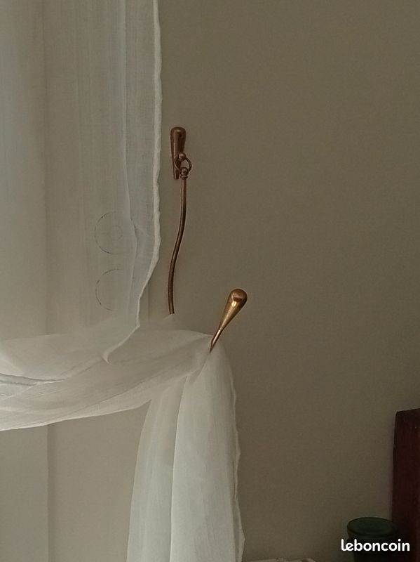 Pairs of vintage hooks in solid golden brass