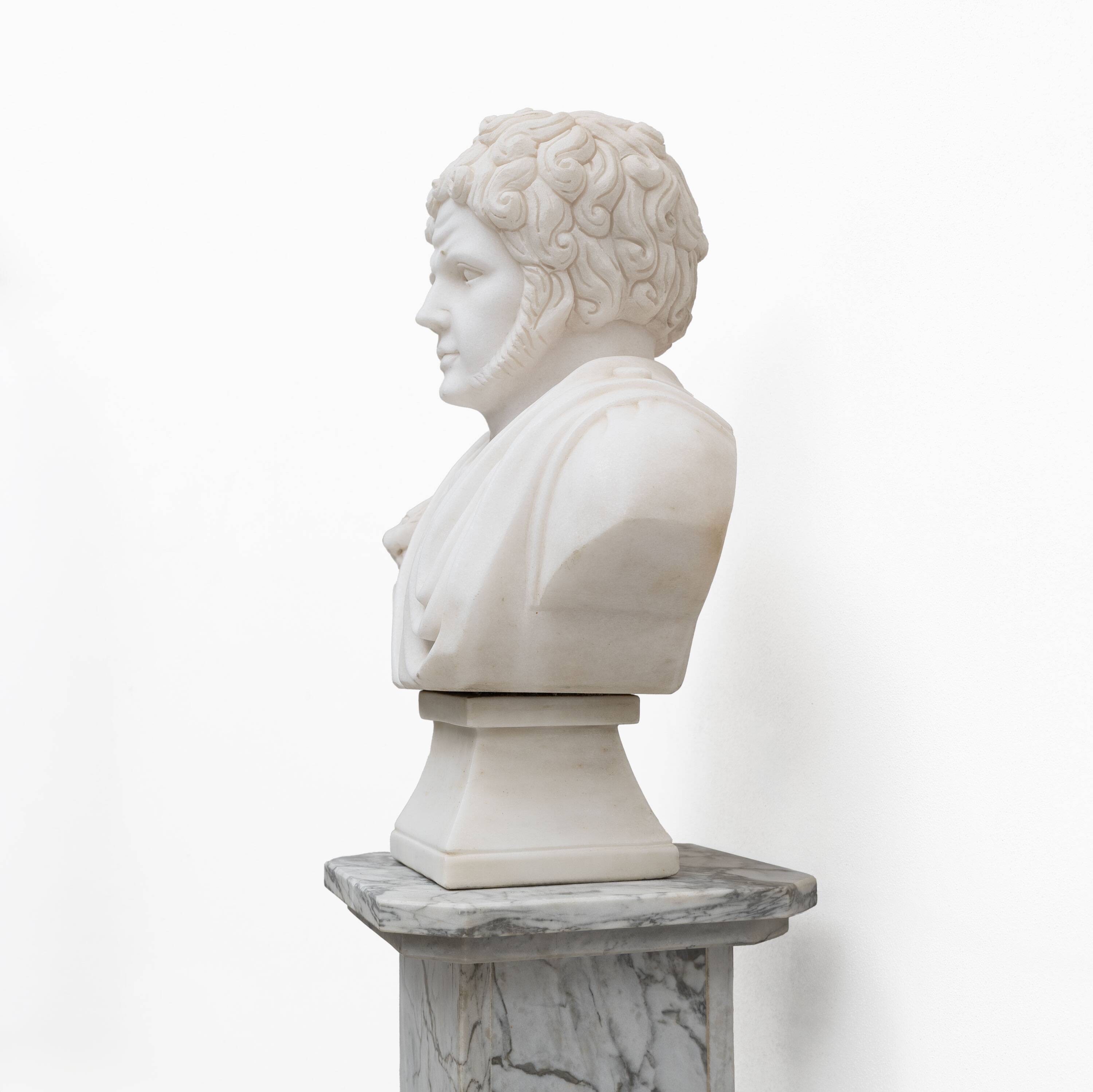Buste en marbre blanc d'un empereur romain, XXe siècle