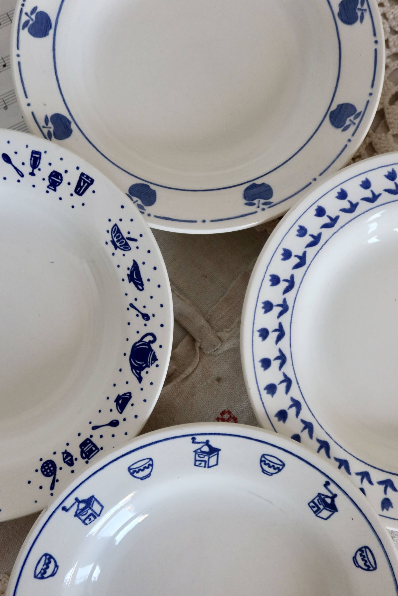4 mismatched blue and white earthenware soup plates - Lot Margot