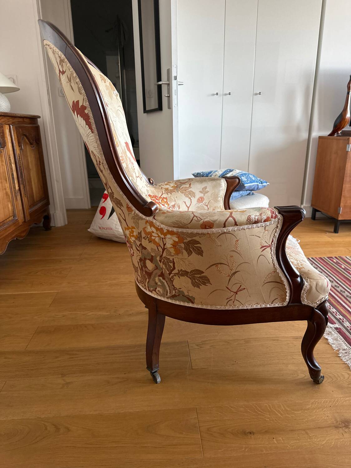 Violin-backed cabriolet armchair, in the Louis XV style.