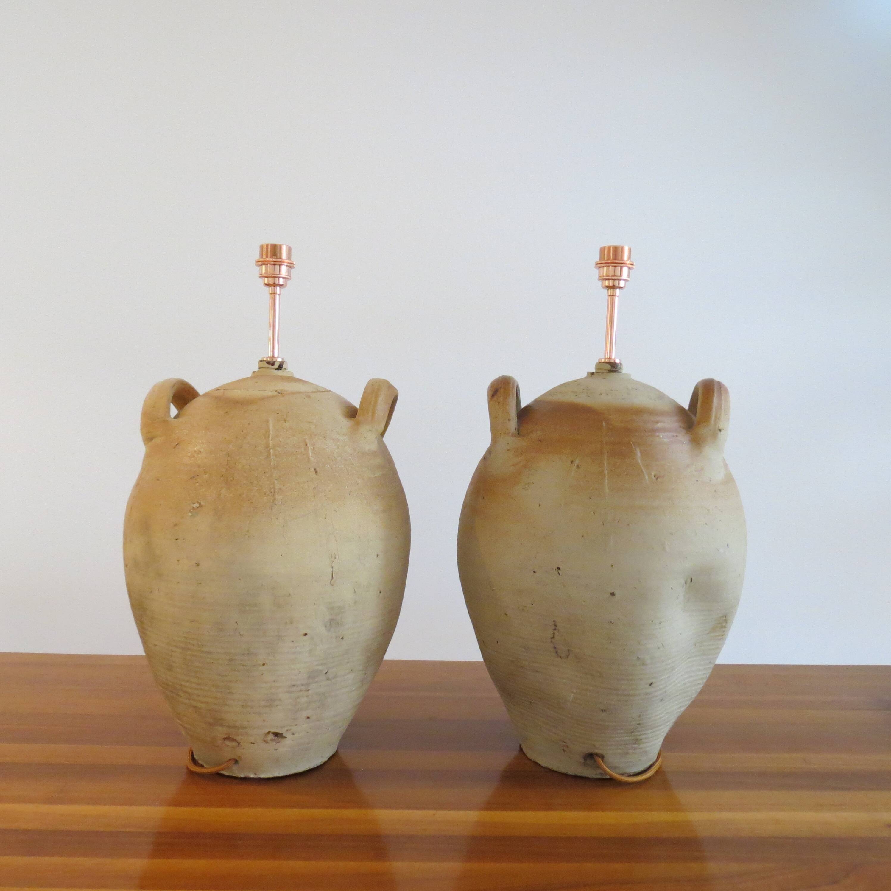 Paire de très grandes lampes de table en poterie en forme de jarres à huile d'olive.