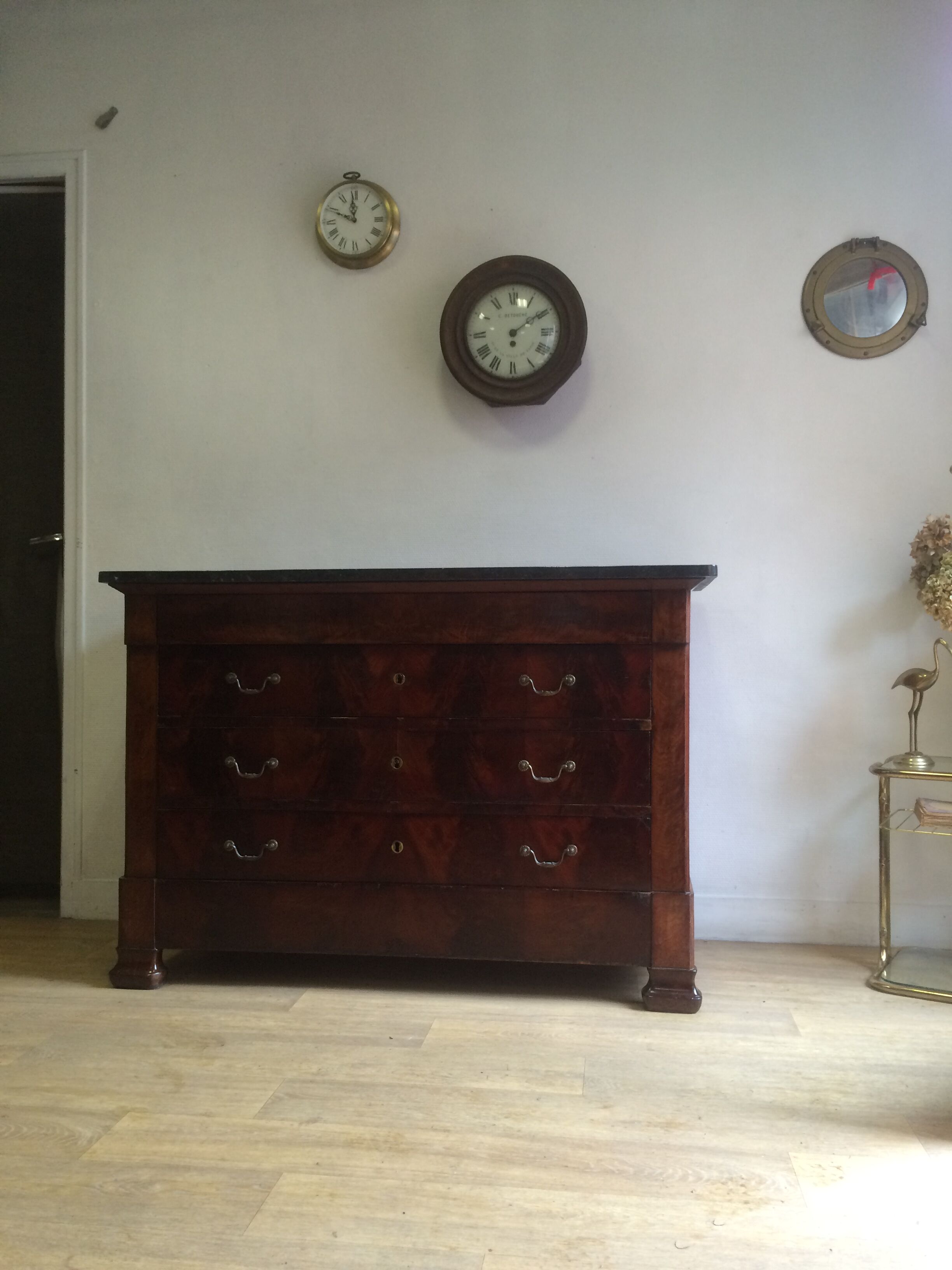 Commode Louis Philippe bois et marbre noir, 4 tiroirs