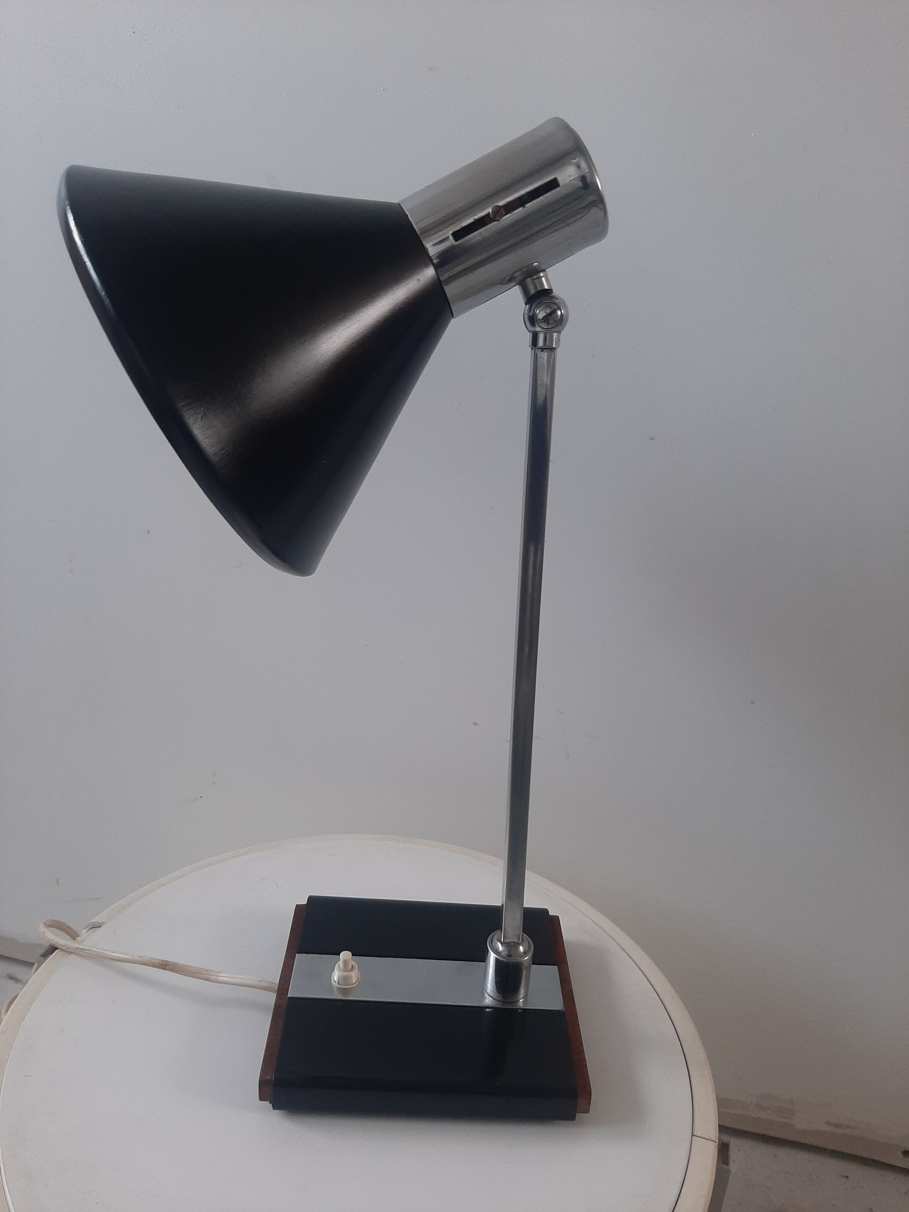 Articulated desk lamp in metal and wood