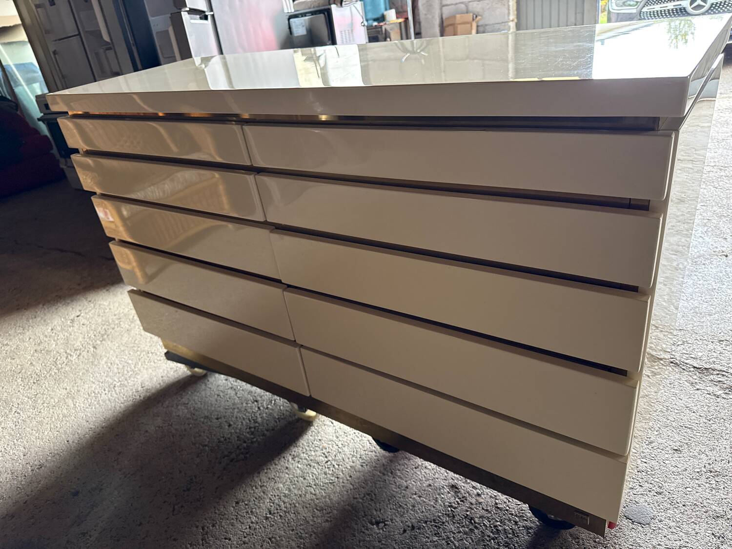 Chest of drawers signed Jean Claude Mahey in ivory lacquer and brass – 1920s