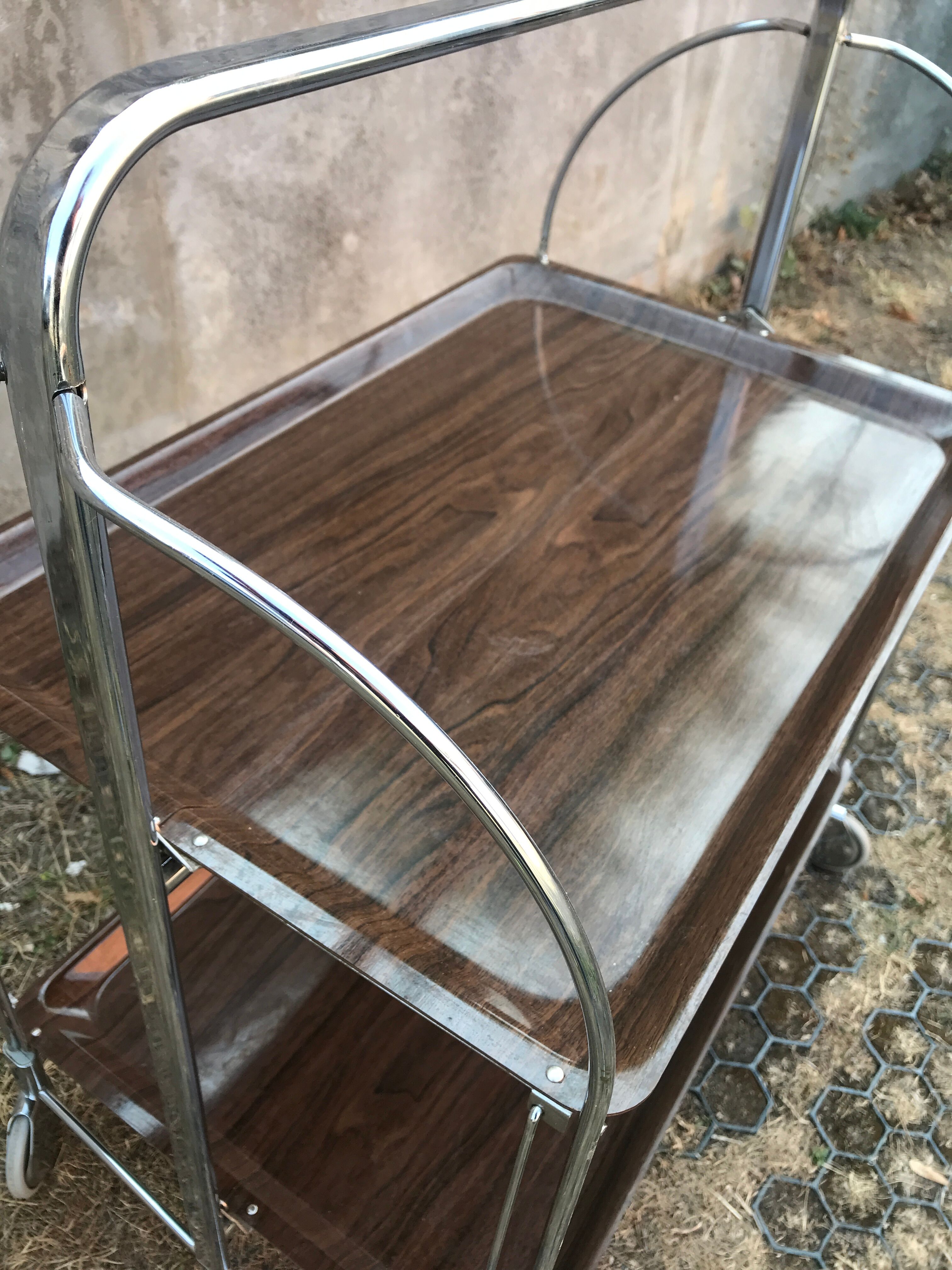 Folding serving table