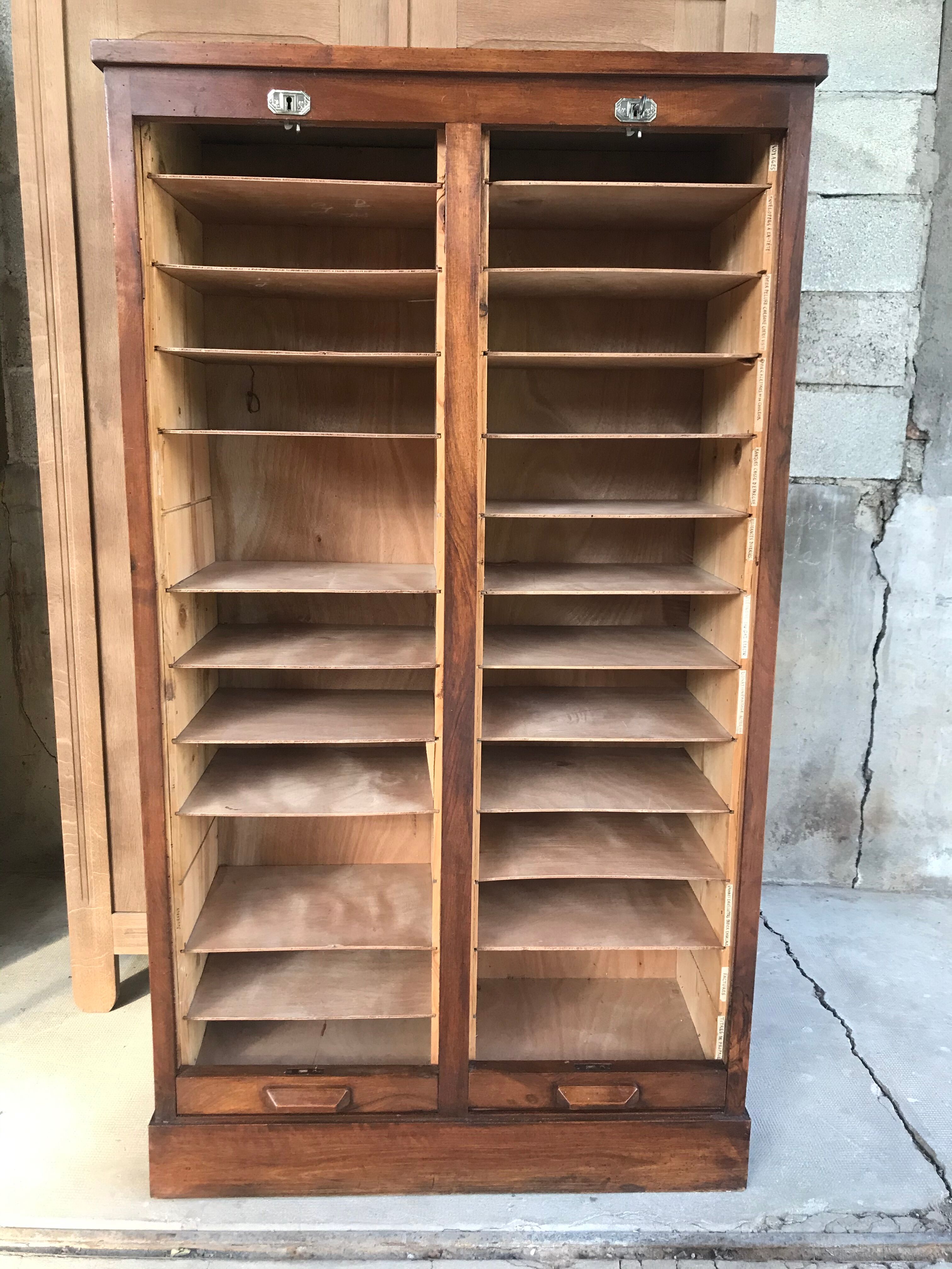Meuble classeur à rideaux de notaire en noyer