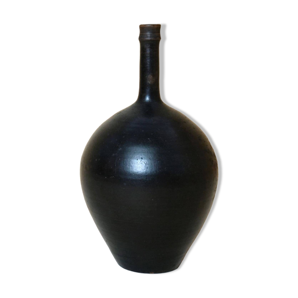 Vase en grès à col étroit à couverte brune.