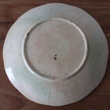 Assiette en barbotine ancienne