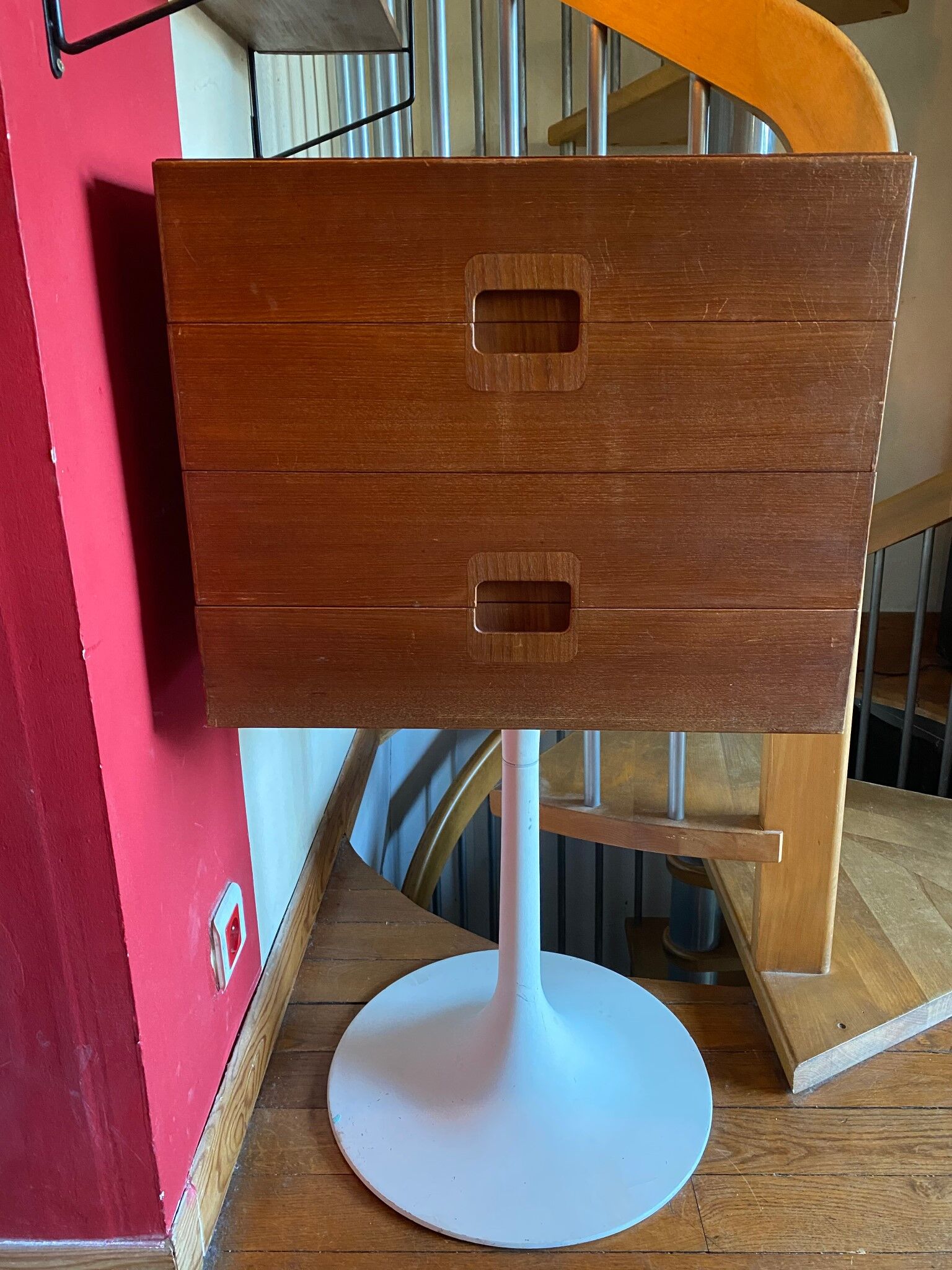 Stroebel vintage tulip foot chest of drawers for Ets Bobois