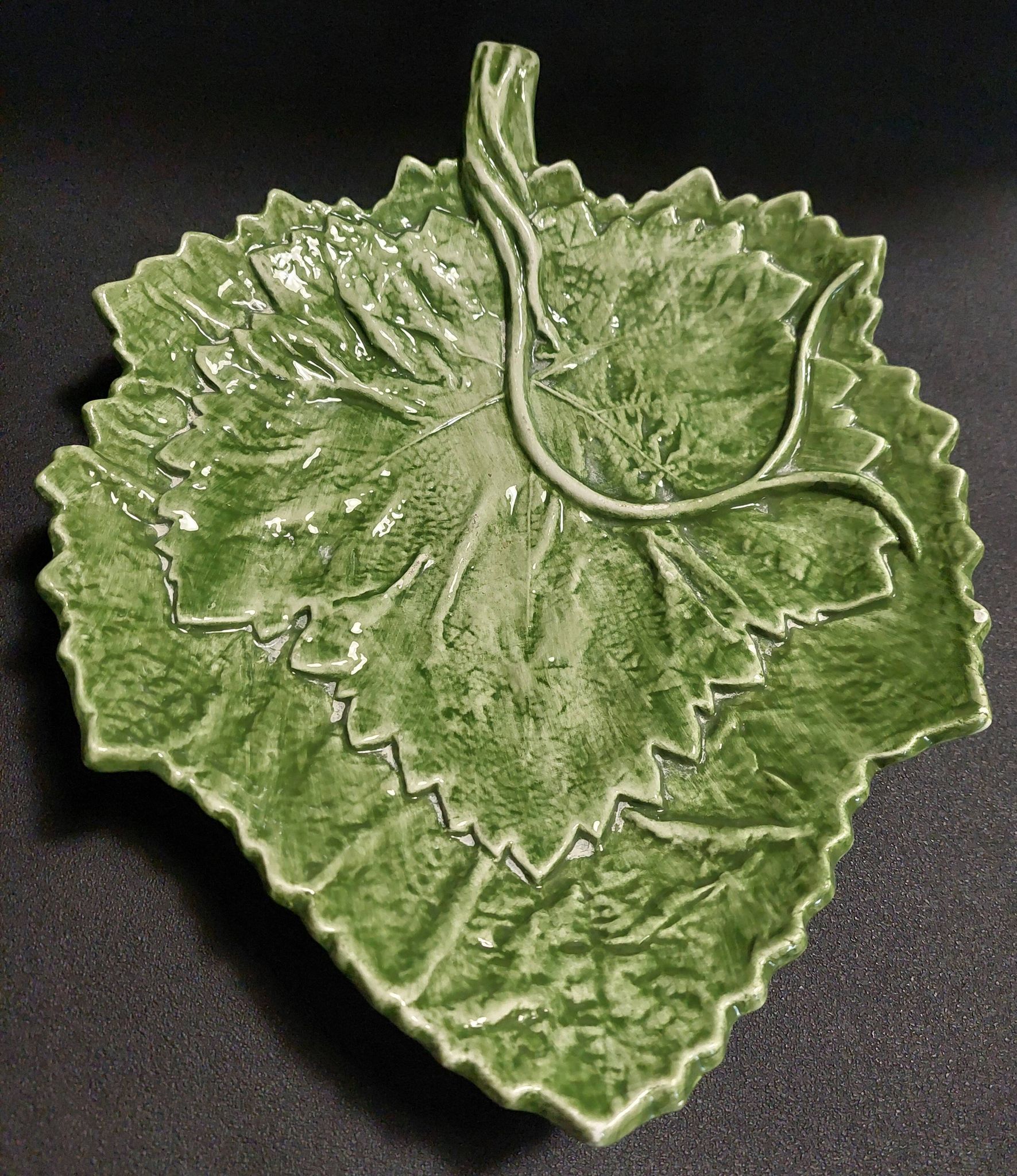 Assiette barbotine feuille Portugal seconde moitié XXème