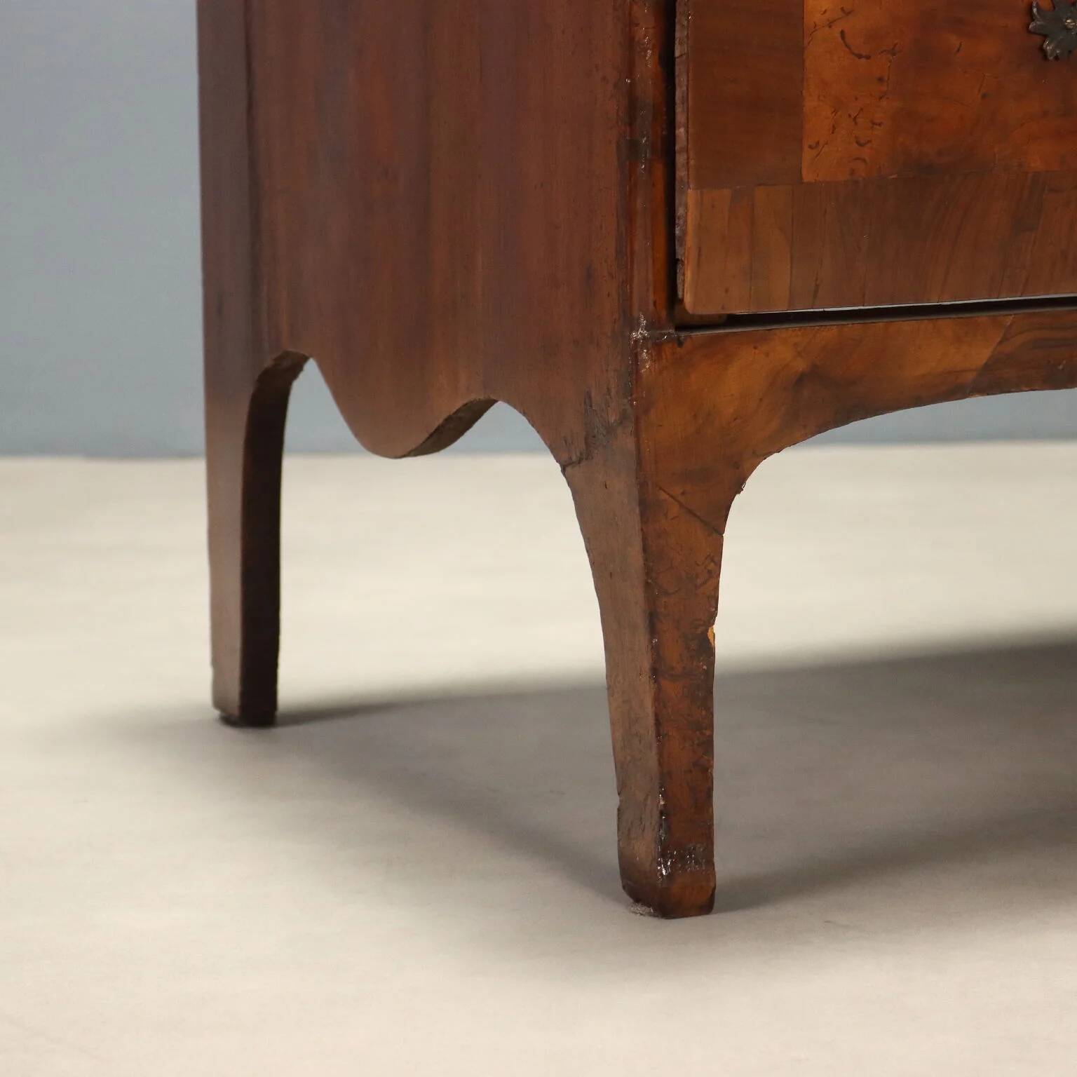 Lombard-Venetian Barocchetto commode in walnut