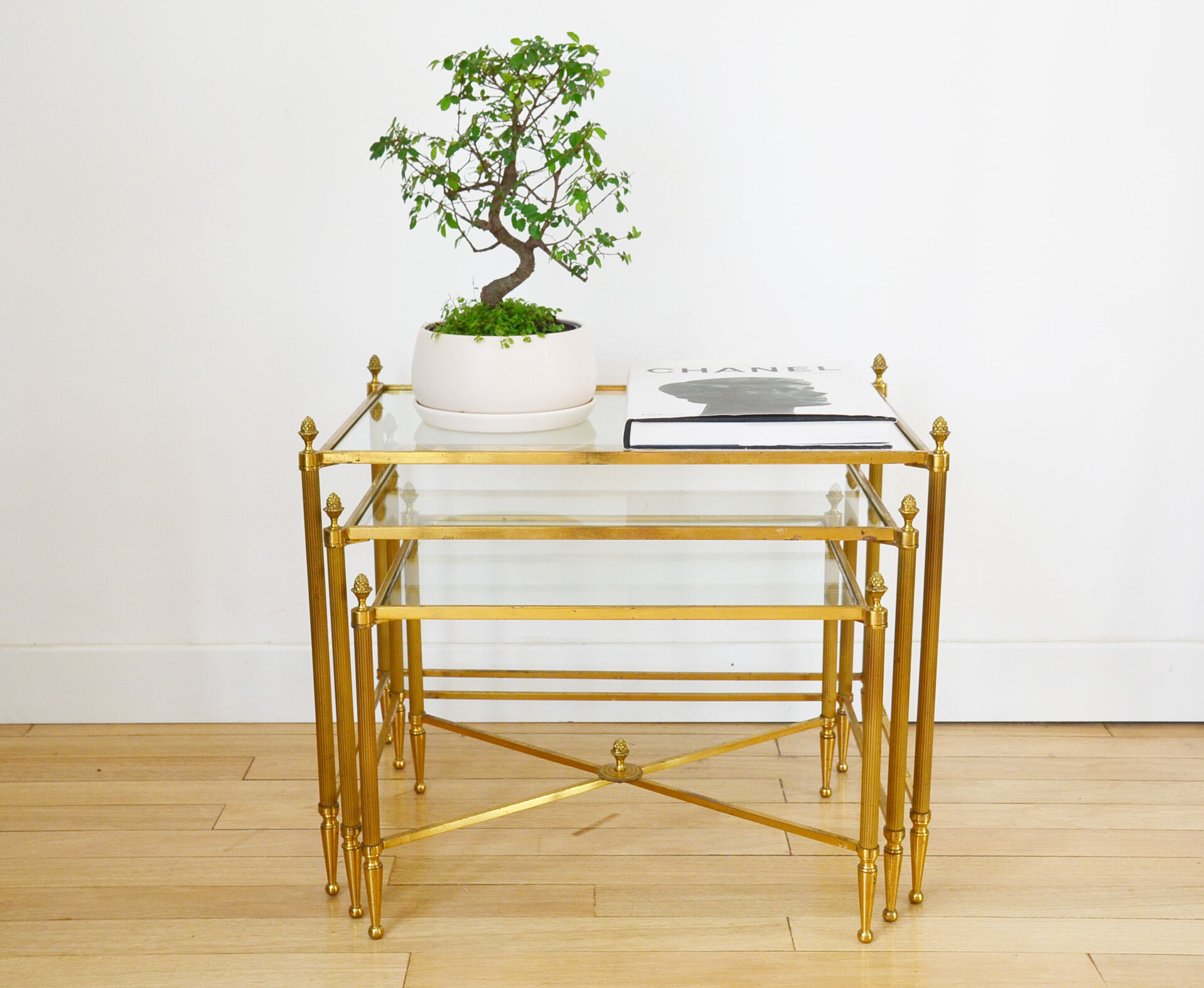 Lot 3 tables pull out brass glass Maison Baguès