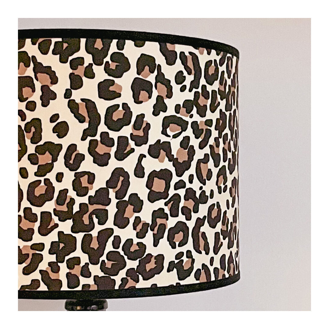 Lampe grès et imprimé léopard