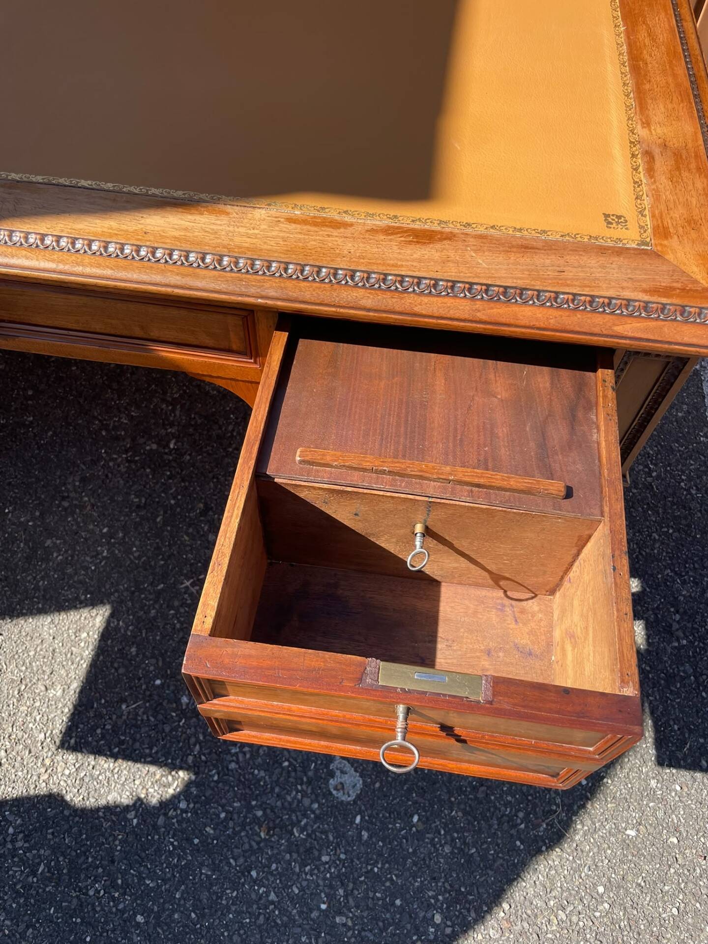 Double-sided flat desk in Louis XVI style made of mahogany and leather.