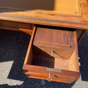 Double-sided flat desk in Louis XVI style made of mahogany and leather.