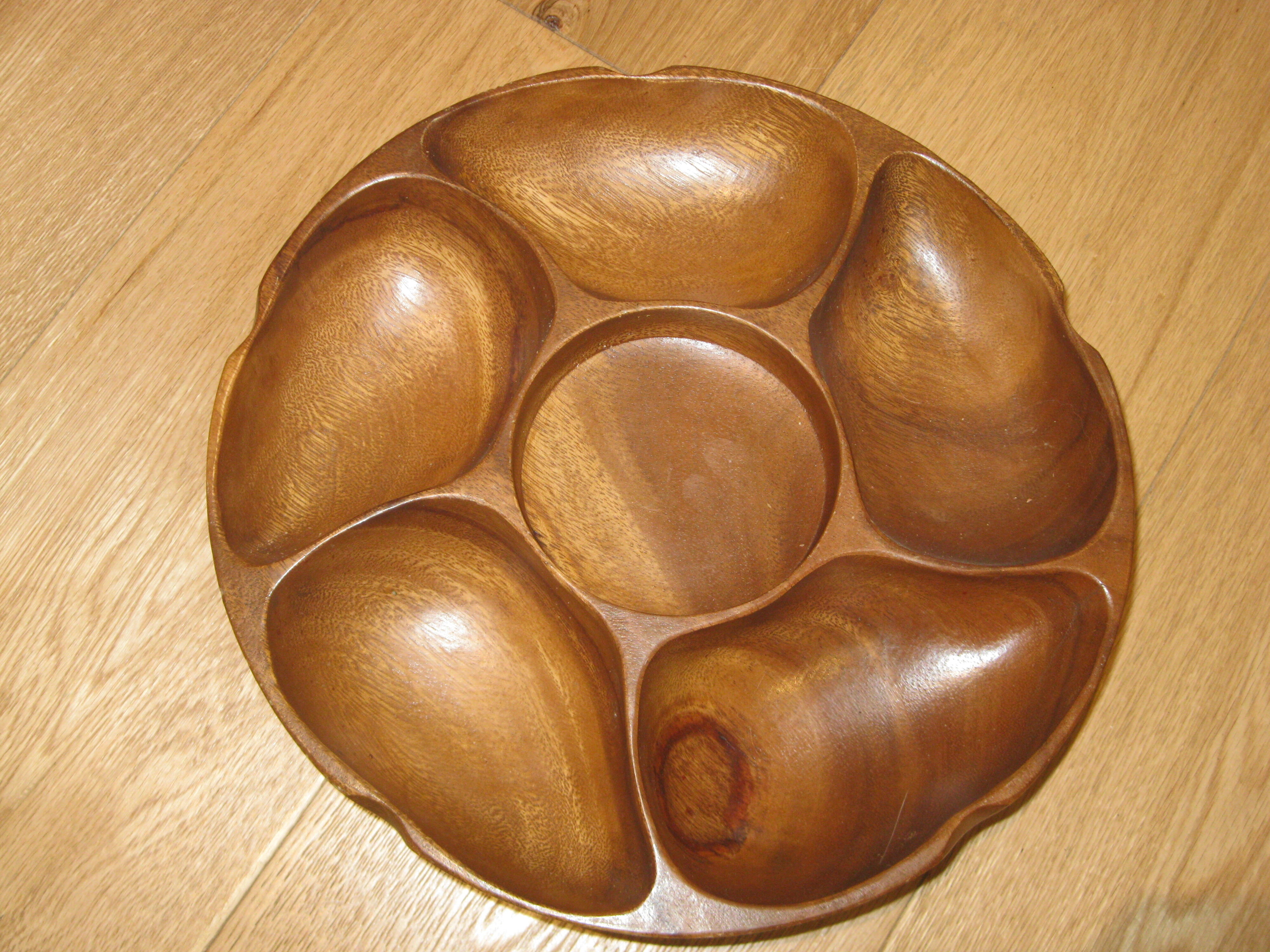 Turning wood dish for aperitif