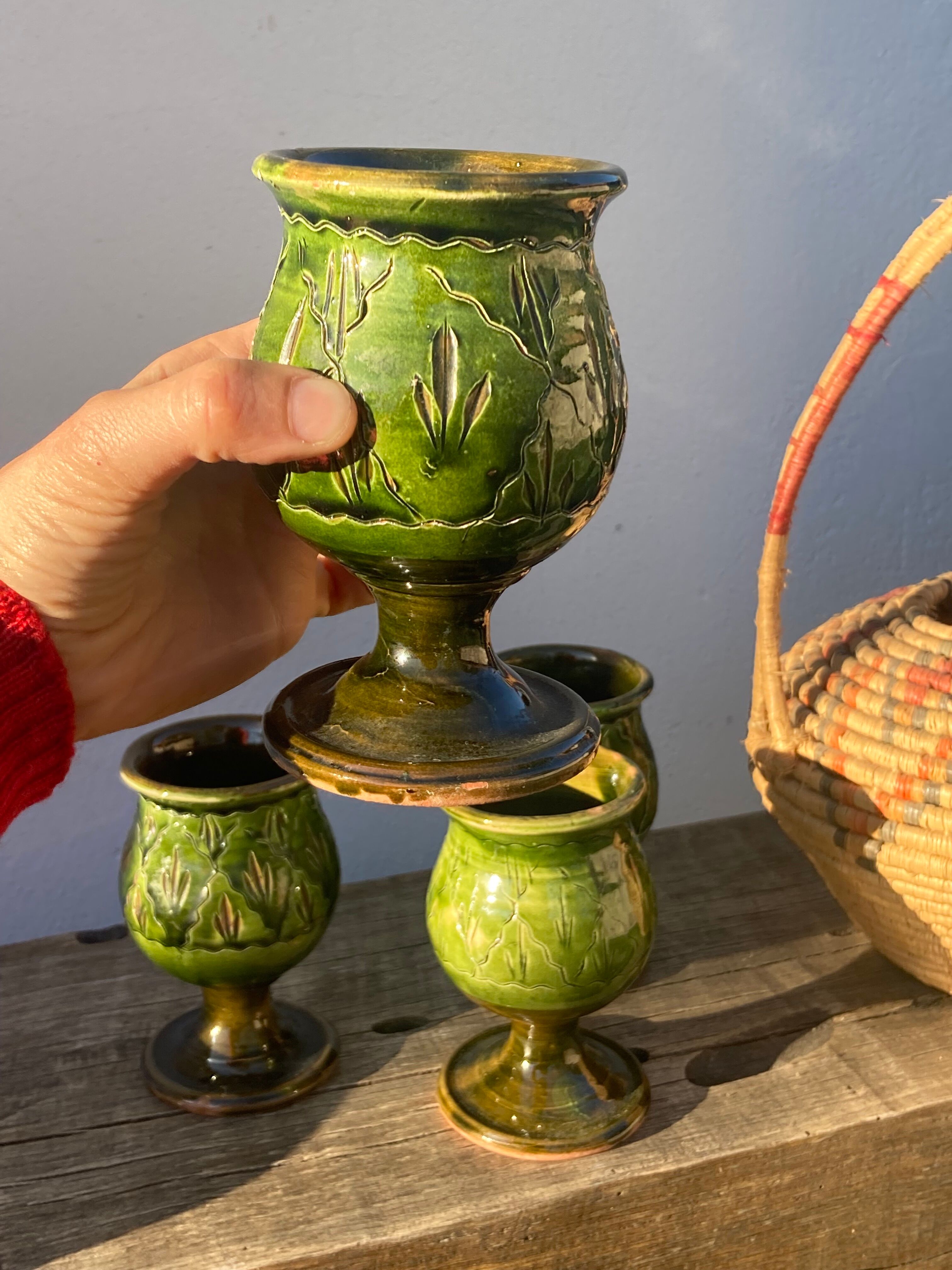 4 verres ou tasses en céramique grès émaillé vert