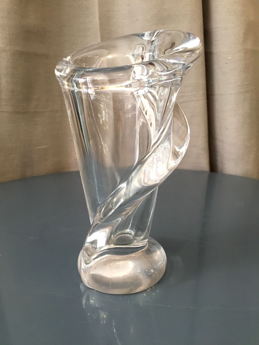Crystal vase of torsadee shaped valves
