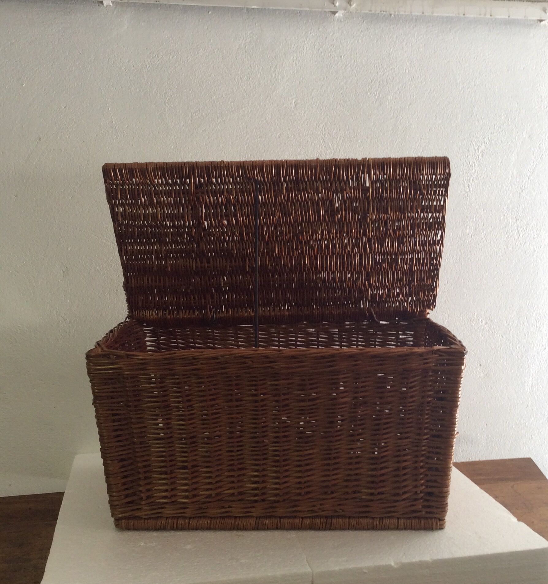 Wicker chest bench