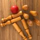 Jeu de 9 quilles en bois avec boule