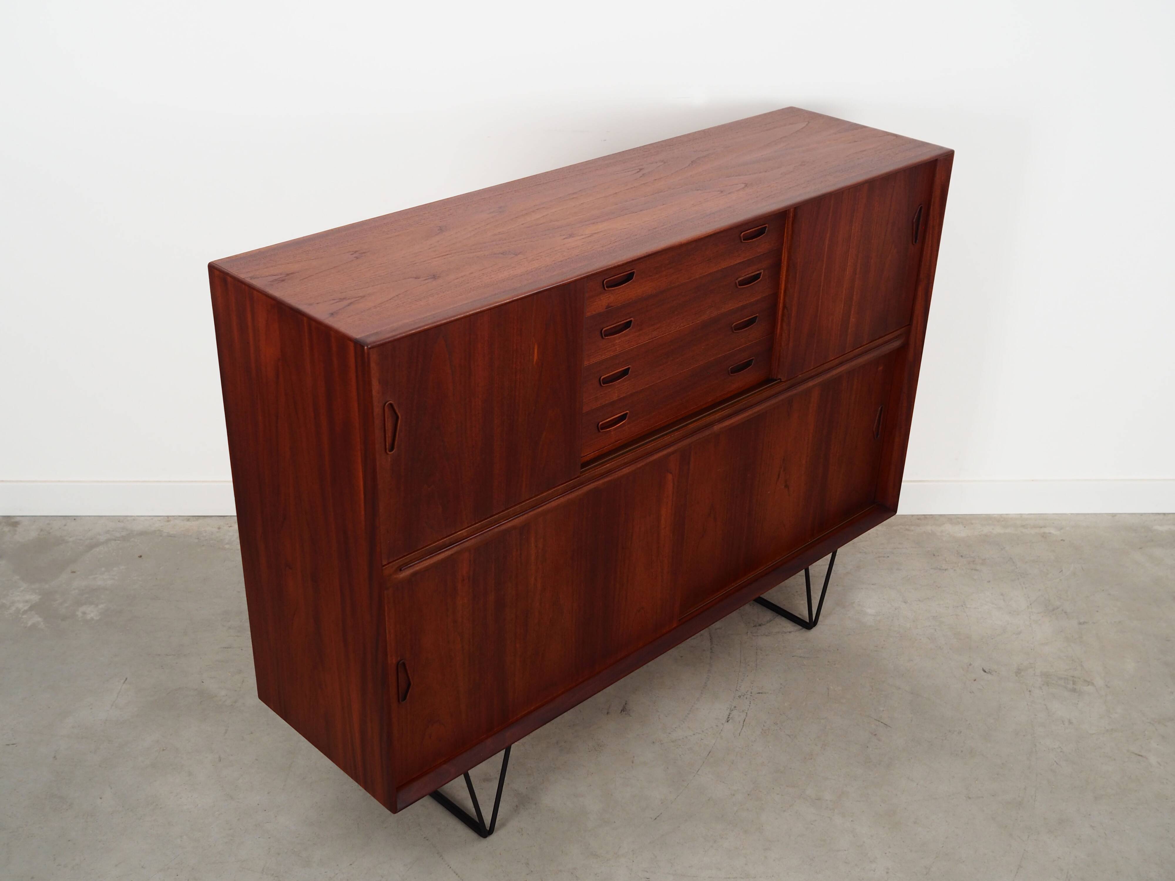 Buffet haut en teck, design danois, années 1970, production : Danemark
